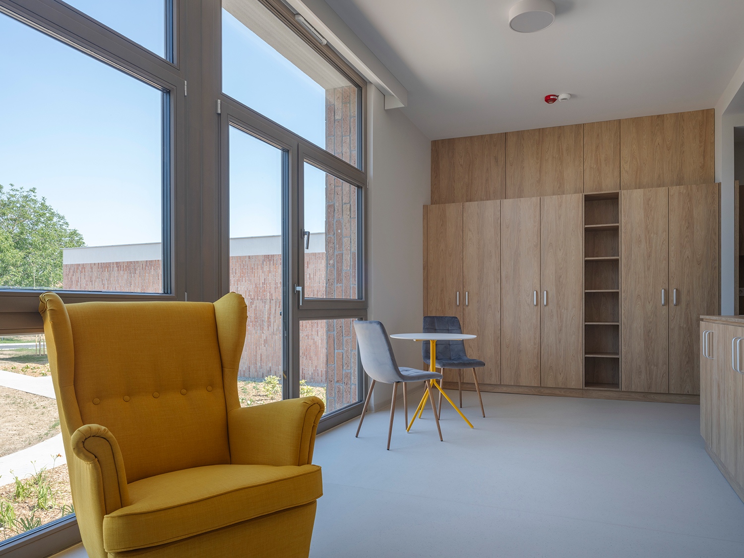 Többféle szoba vagy apartman bérelhető. Van egy- és kétágyas megoldás és nagyobb lakosztály is. Minden szoba természetes fényben úszik és tágas, akadálymentes fürdővel van ellátva.