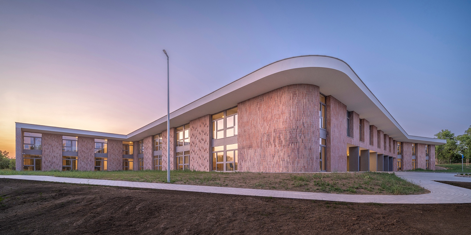 A nyugati oldalon, a földszinti lakrészeknek közvetlen, ajtóval nyitható kapcsolata lesz egy éppen kialakítás alatt álló kerttel is, az emeleten pedig franciaerkélyekkel kapcsolódhatnak ide és egy gyümölcsös felé táruló látványhoz