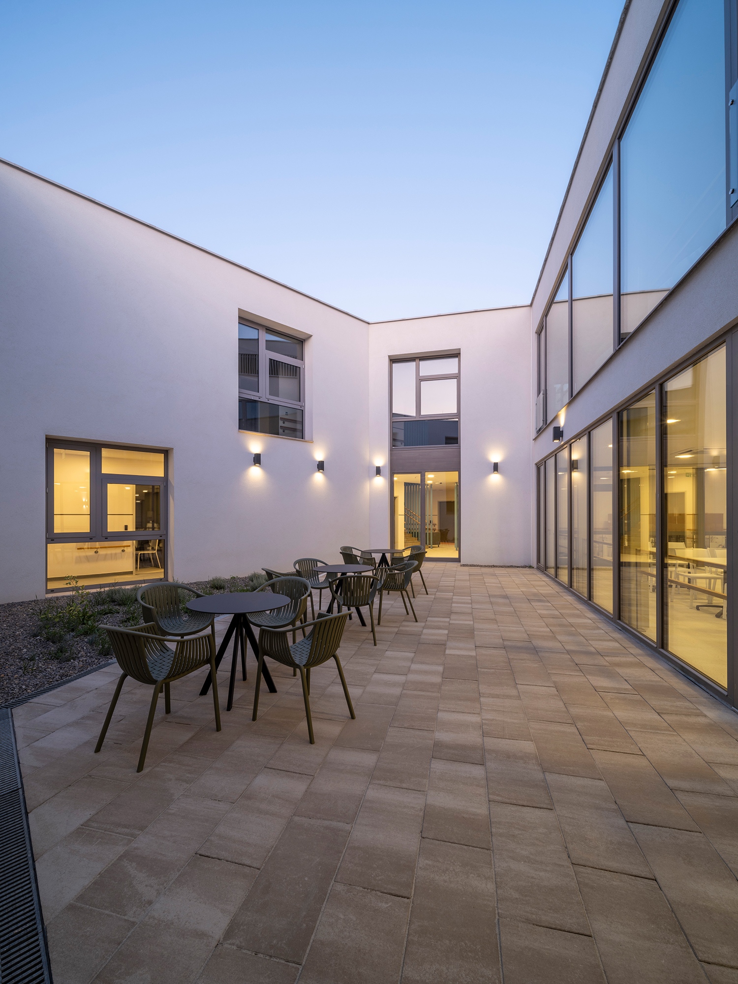 Ahogy a baloldali alaprajzon is látható, az épületen belül négy udvar is természetes fényt szolgáltat az alaprajz közepére is, amelyekben kiülős részek, kávézó teraszok, társalkodók lesznek