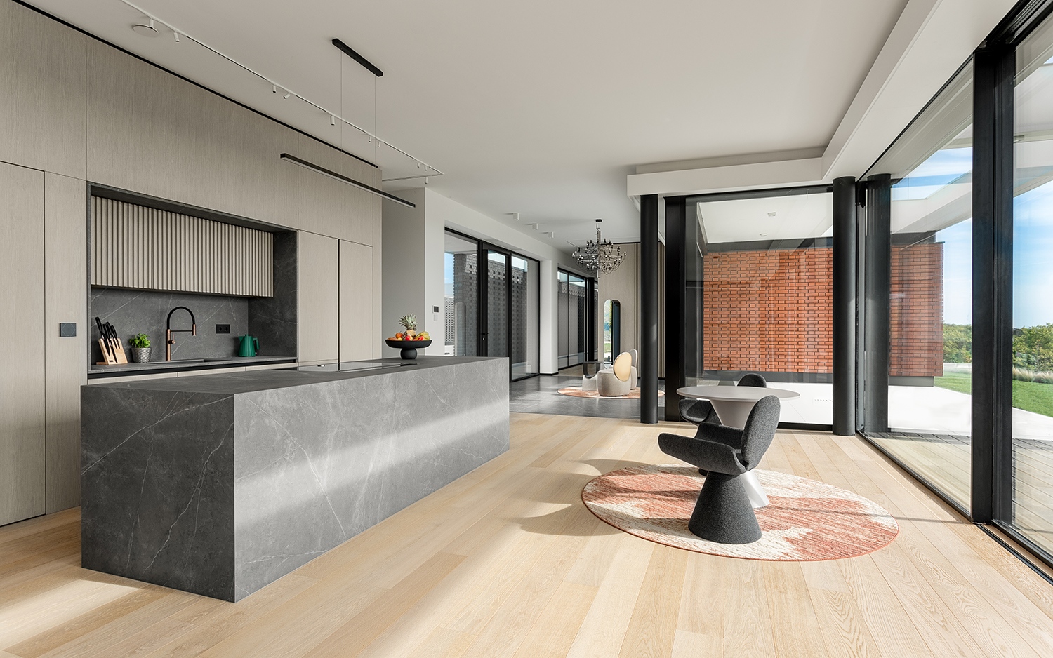 A ház főbejárata a középső lakáshoz vezet, amely egy mindkét irányban transzparens középső részből, a megérkezés teréből kétfelé nyílik: egyik a nappali-konyha-étkező közös tere, a másik a folyosóról nyíló privát szobák védettebb világa