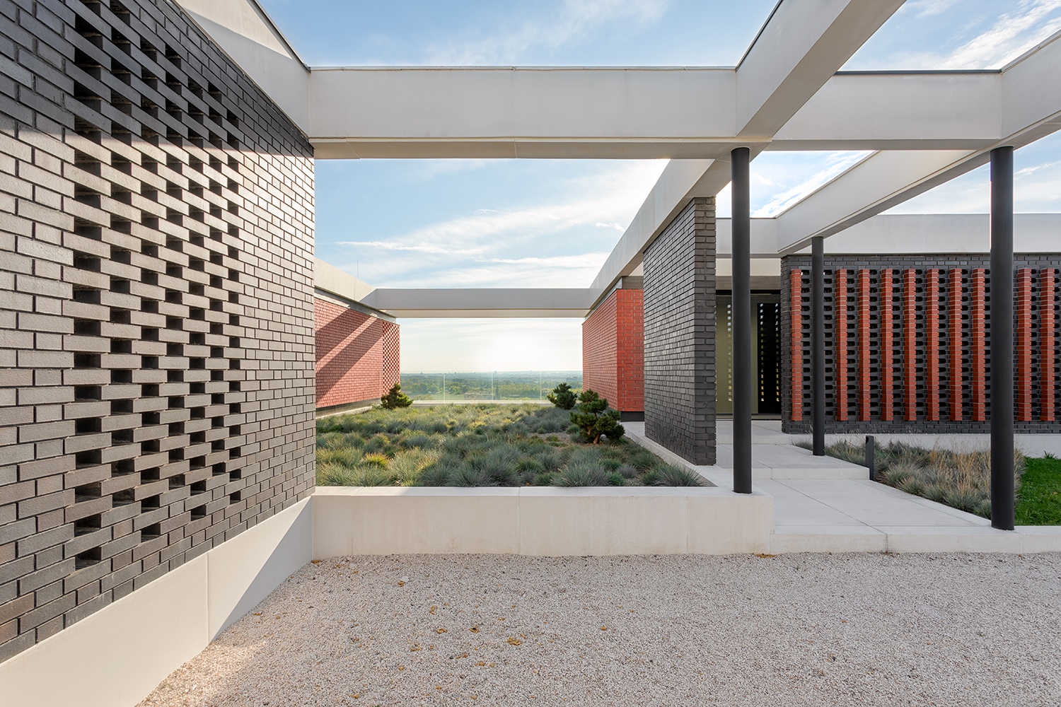 A lakások közötti átriumok egyszerre kapcsolódások és kilátóteraszok