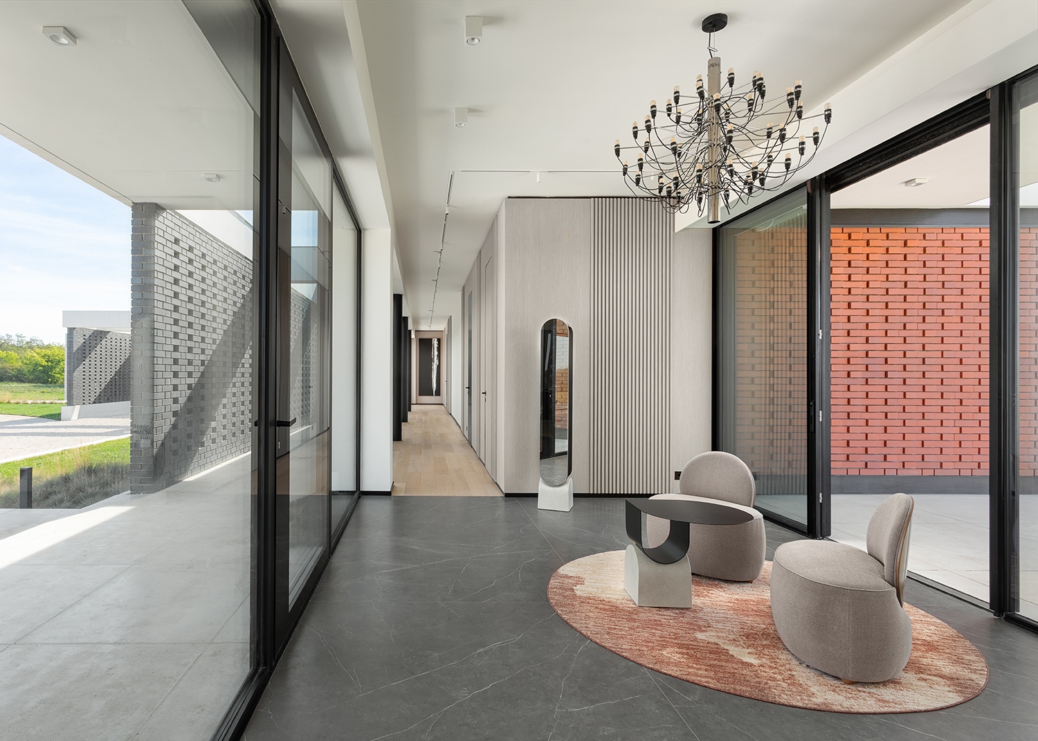 A ház horizontális sávját üvegfalak és téglasávok tagolják