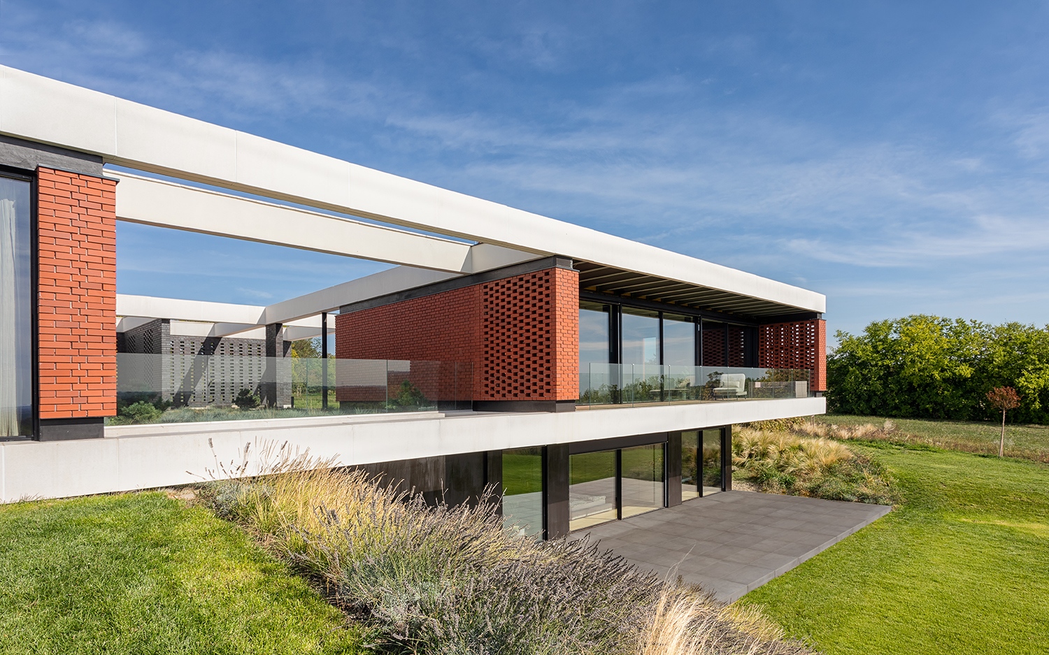 Az egyes kertrészek szintben mozdulnak el egymástól, ez teszi lehetővé a szeparáltságot