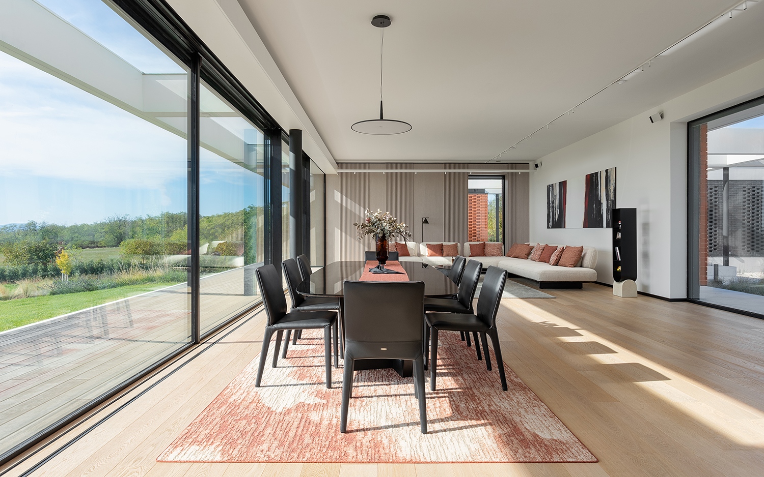 A kert felé egy viszonylag keskeny terasz-sávról lehet lejutni