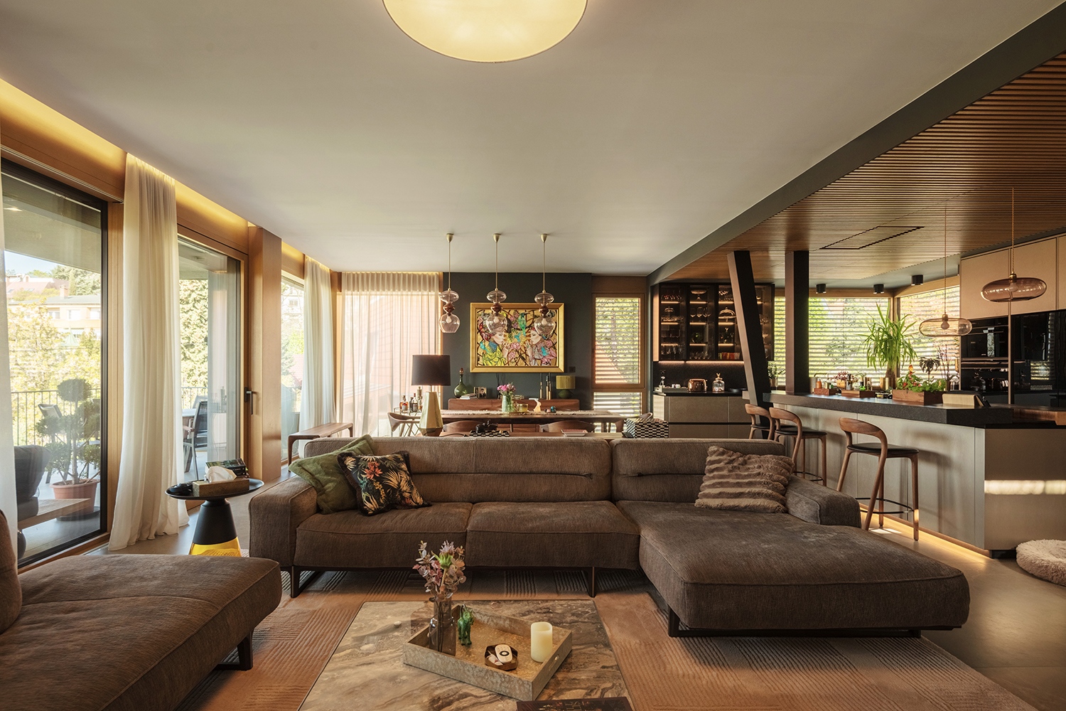 Elsőre talán nem látszik, de a ház háromszintes. Legalul nem csupán a garázs, de az épület kiszolgáló helyiségei is rendeződtek. A bejárati rész a tágas nappali-konyhaétkező színtere, felül pedig a hálószobák vannak.