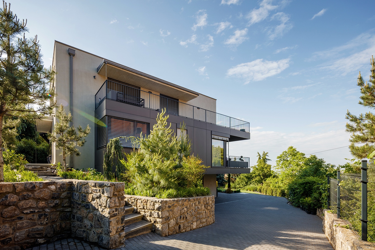 A fenti két hálóblokkot egy közös terasz kapcsolja össze. Innen nyílik a legszebb panoráma.