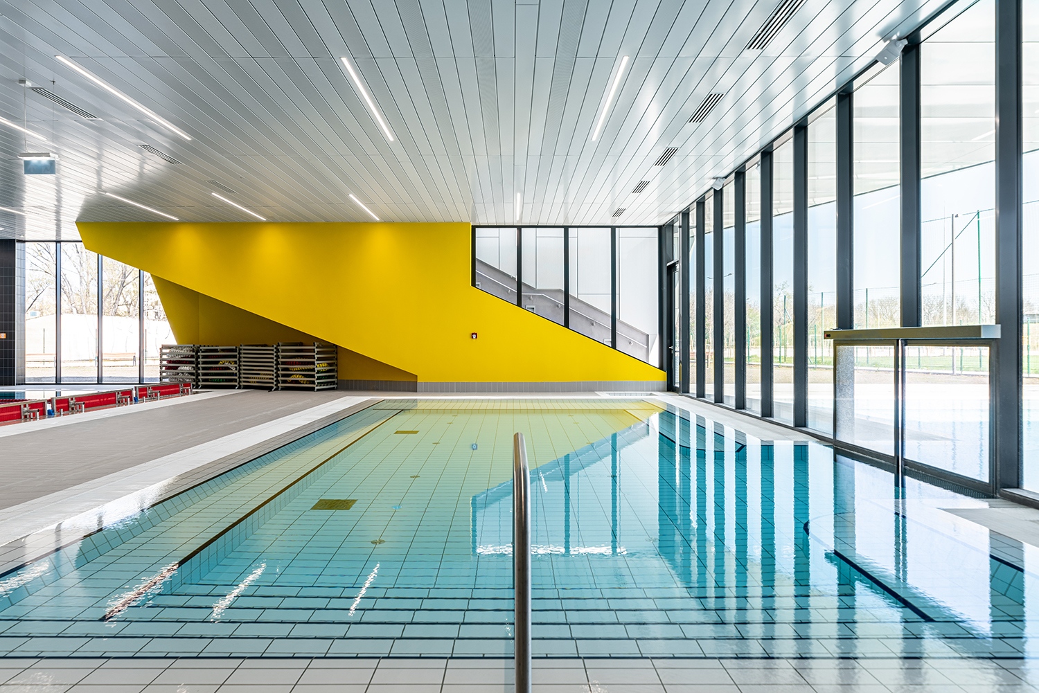 A tanmedencéből álló kisebb uszodarész közvetlenül kapcsolódik a parkhoz, ahogyan a tetőkerthez és a kinti lazítómedencéhez is