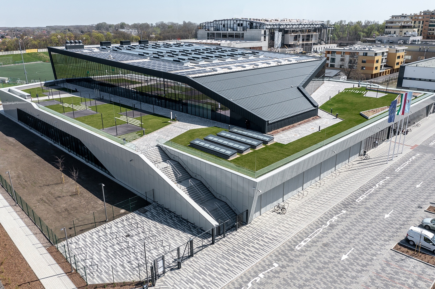 A szükséges parkolók kialakítása miatt kevés környező zöldfelület maradt, ezt az emeleten napozóteraszokkal kialakított zöldtető egészíti ki, ahová a bejárat oldaláról széles lépcső vezet
