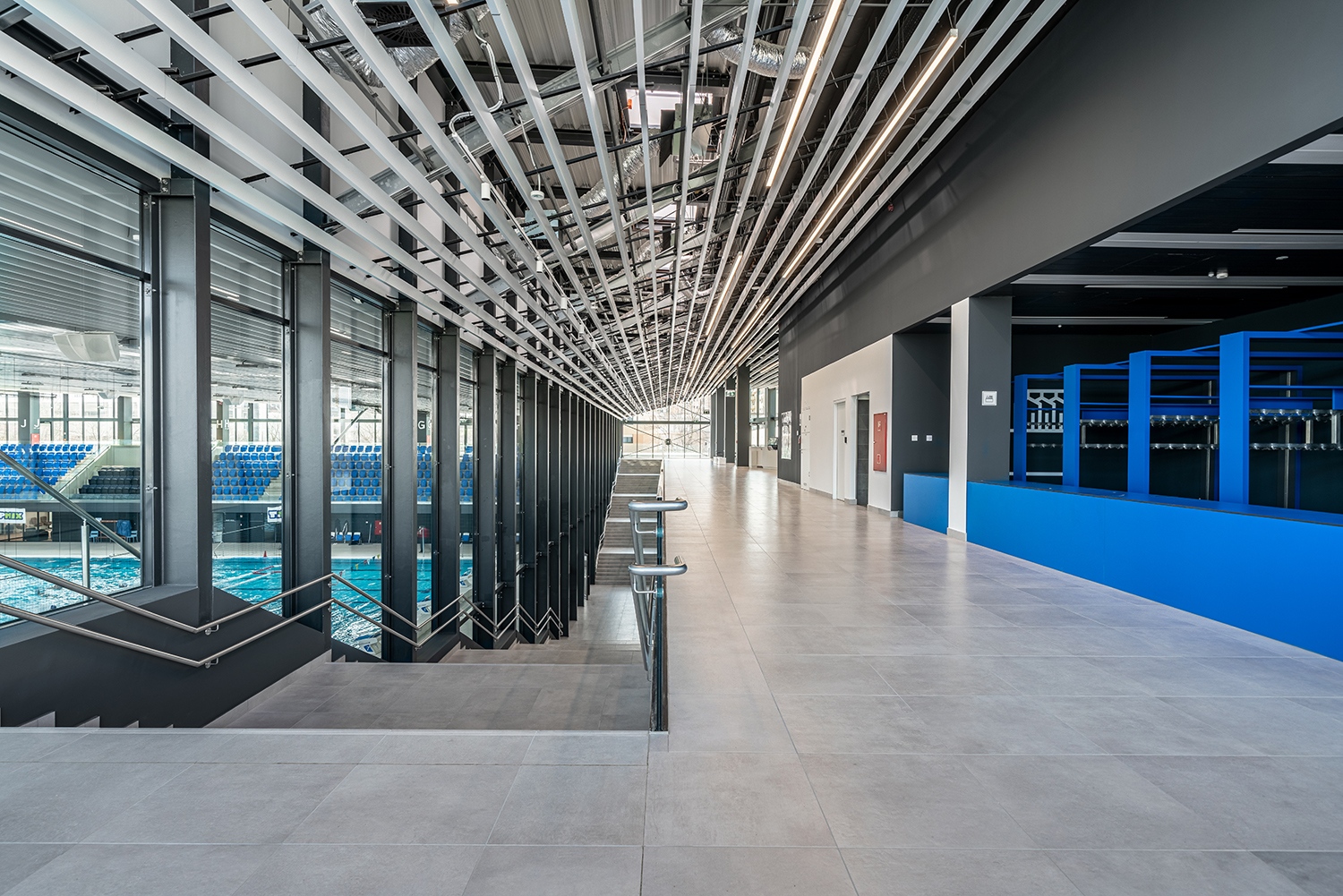 Itt minden a vízről és a láthatóságról szól, arról, hogy ami az 50 méteres versenymedencében történik, az mindenhonnan jó látható legyen, és eközben azok is jól eligazodjanak, akik nem élsport céljára használják az uszodát