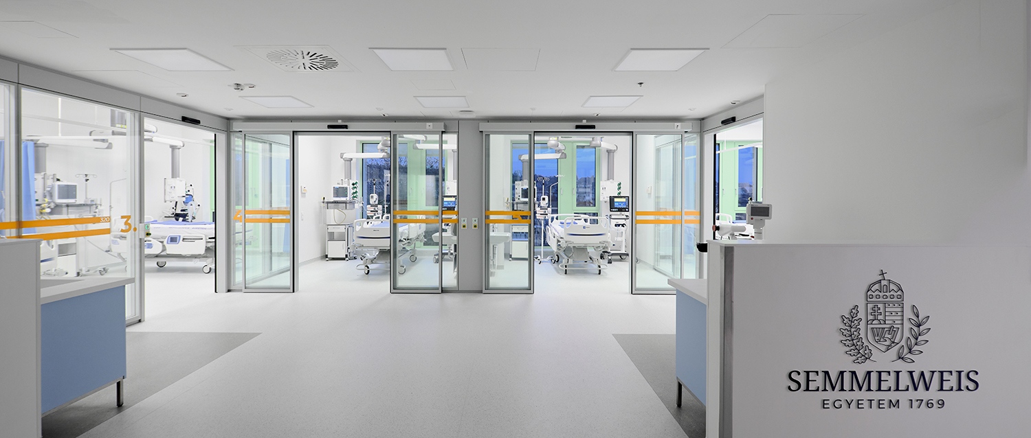 Az épület léptéke nemcsak kívülről, belülről is befogadható: a leendő betegek megkönnyebbülésére nincsenek végeláthatatlan folyosók, kibogozhatatlan labirintusok