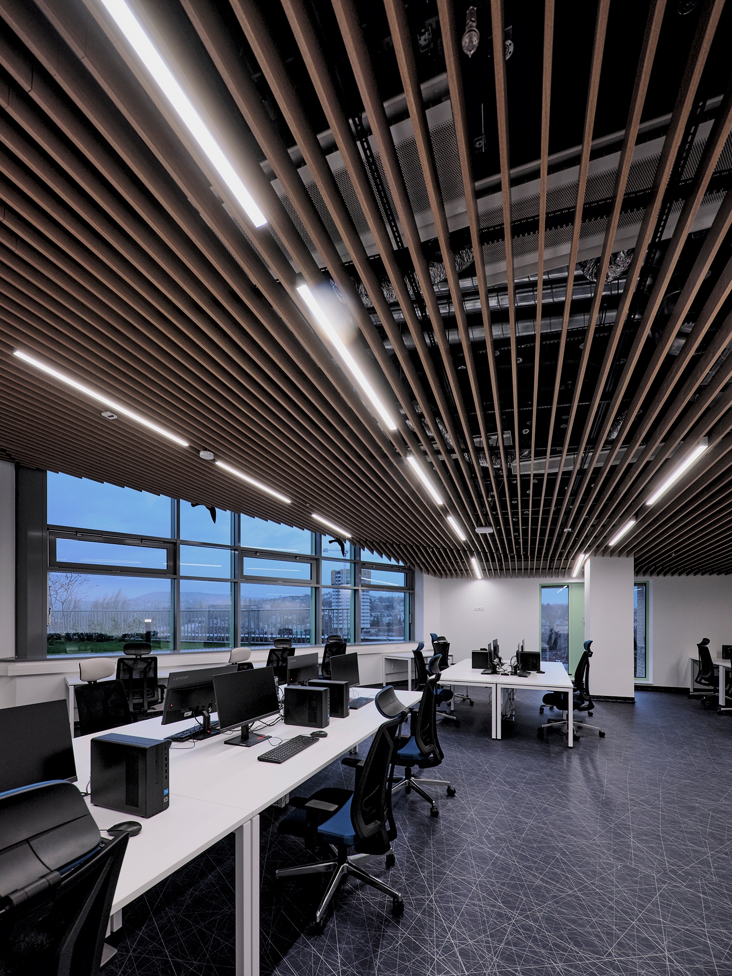 A tömbnek, akárcsak az egész épületcsoportnak, a gyógyítás, a kutatás és az oktatás területét egyaránt ki kell szolgálnia. Az épületrész dolgozói irodáit a park irányába nyitották meg. A háttérben a bontás alatt álló Körszálló is feltűnik.