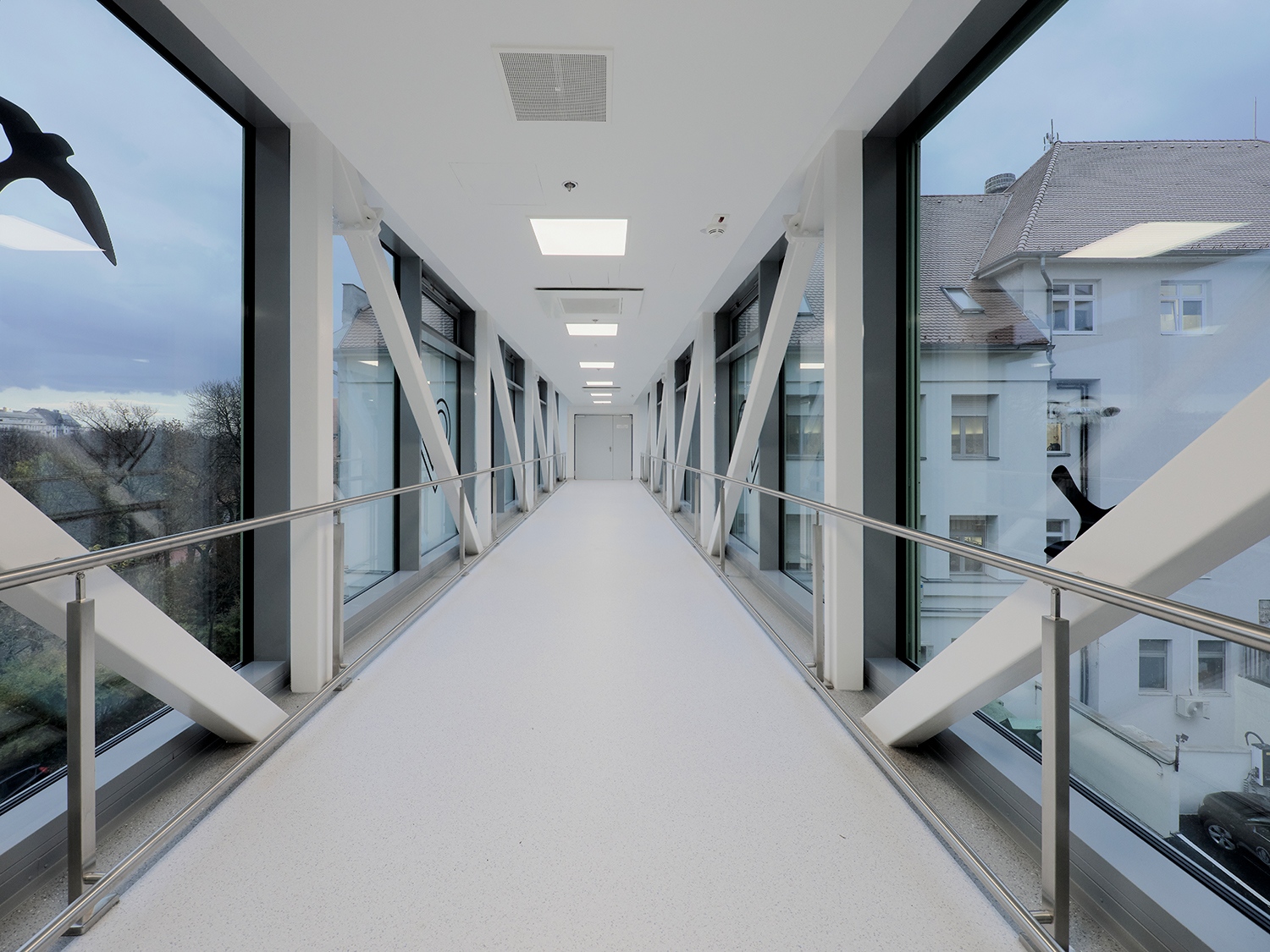 A harmadik emeleten kapcsolódik be az összekötő híd a térsorba, itt vannak az intenzív osztályok