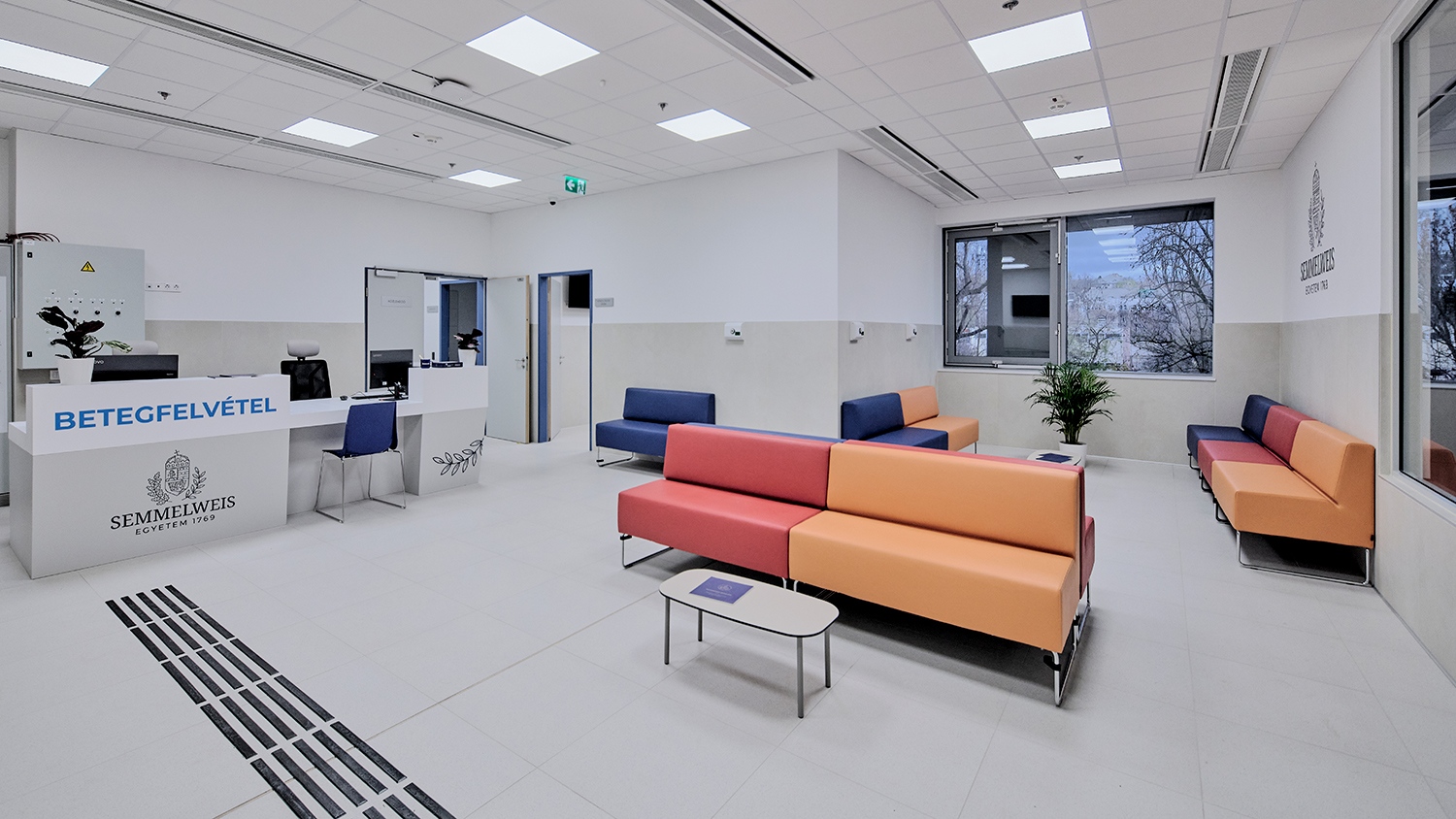 A belső terek anyaghasználata steril, legfeljebb egyes, kiválasztott bútorelemek hordoznak karakteres színt a homogén belső világban