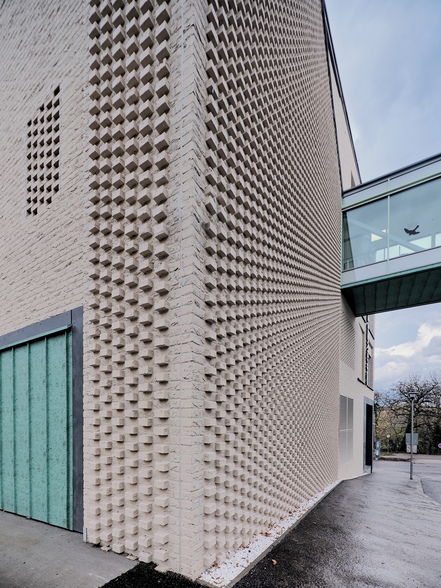 A klinika sejtszerűen növekszik, 2003-ban például a Finta József tervezte Cardiovascularis Centrum épülete jelentett fontos mérföldkövet. A kő és fém kettőssége után, a legújabb épületrész kézművesebb téglahomlokzattal jelöli az új korszakot.