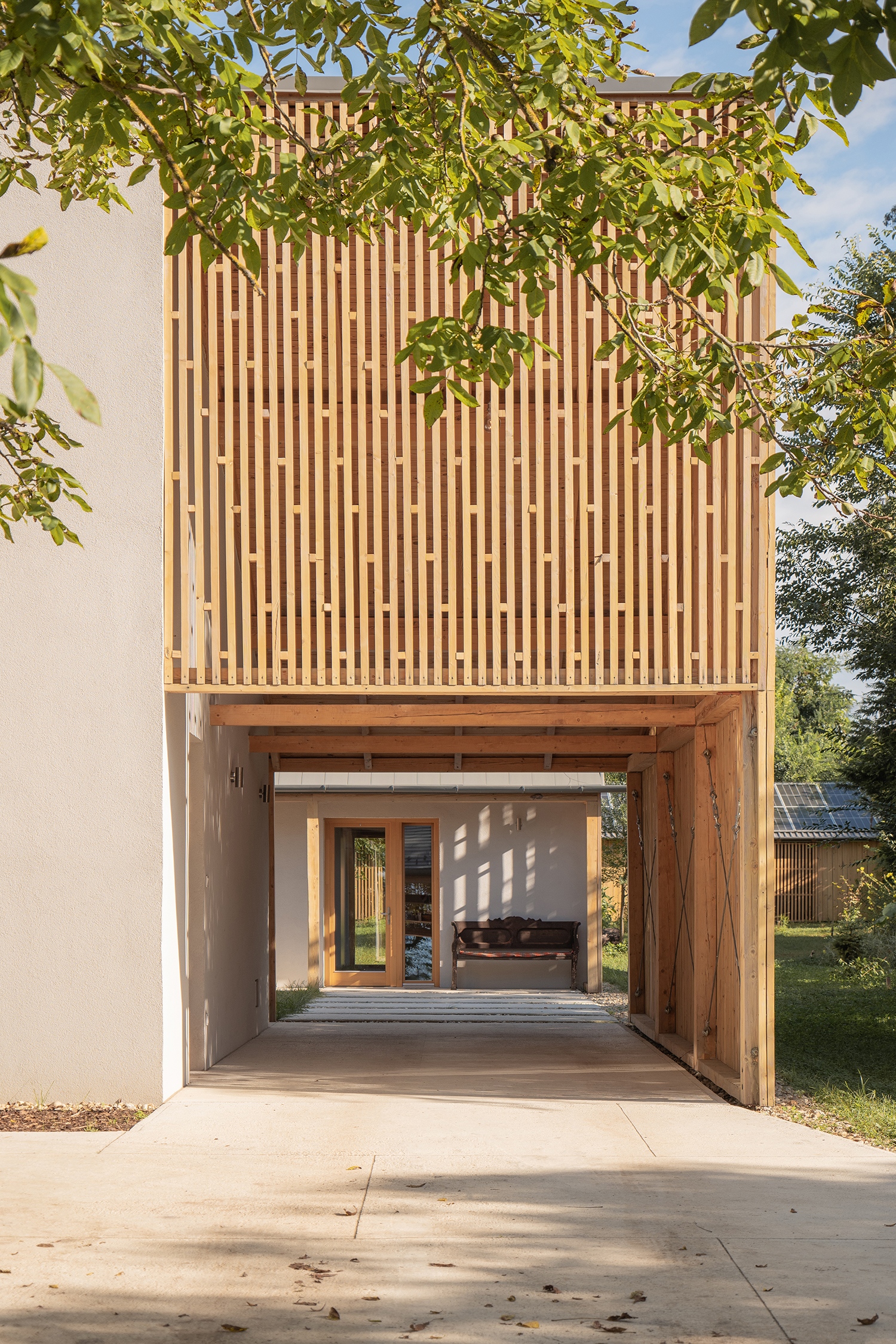 A ház tengelye látvány és út, rendet ad udvarnak, háznak, mozgásnak, megérkezésnek