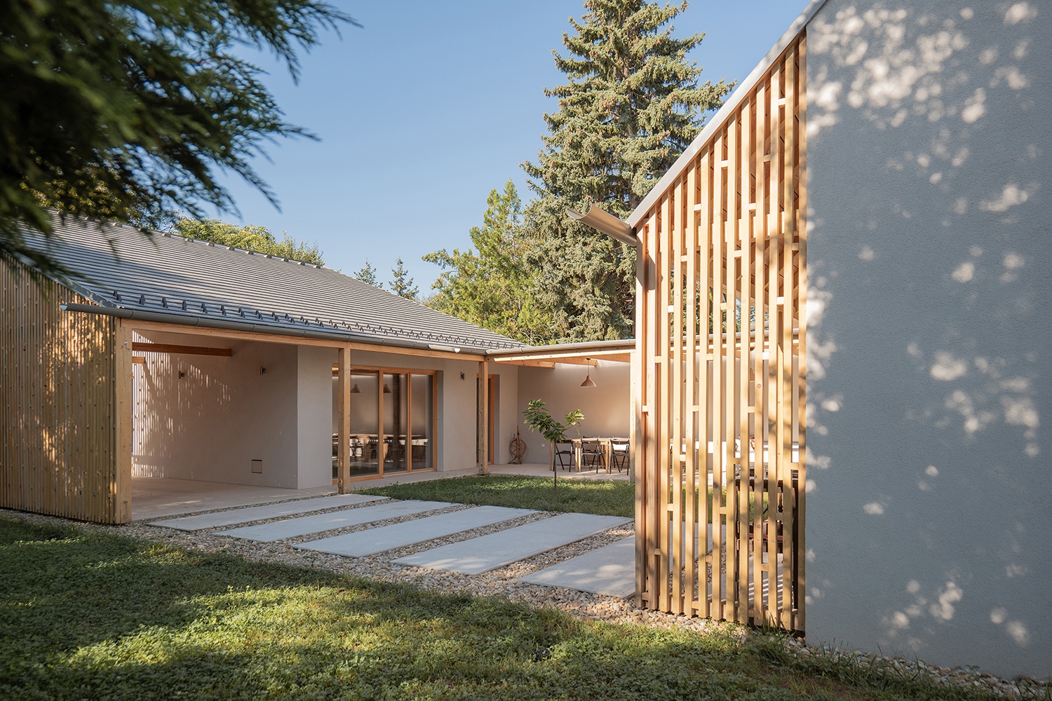 A téli nap utat talál, a tető enged, a fény végigjárja a házat