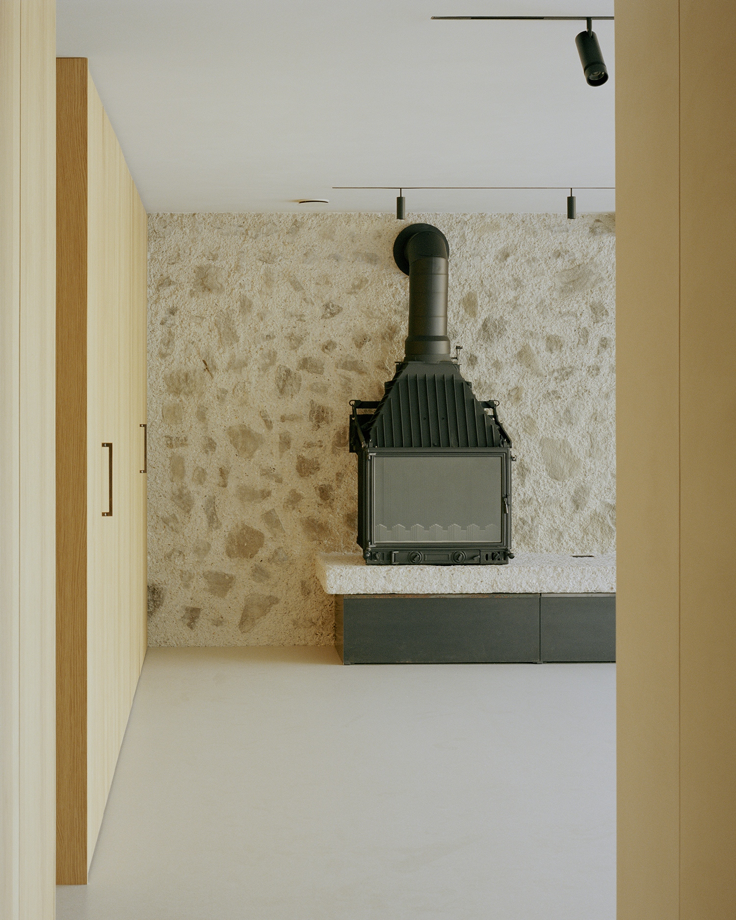 A kő nem csupán kívül, de vakolatba foglalva, rusztikusabb megfogalmazással a belső falakon is megjelenik