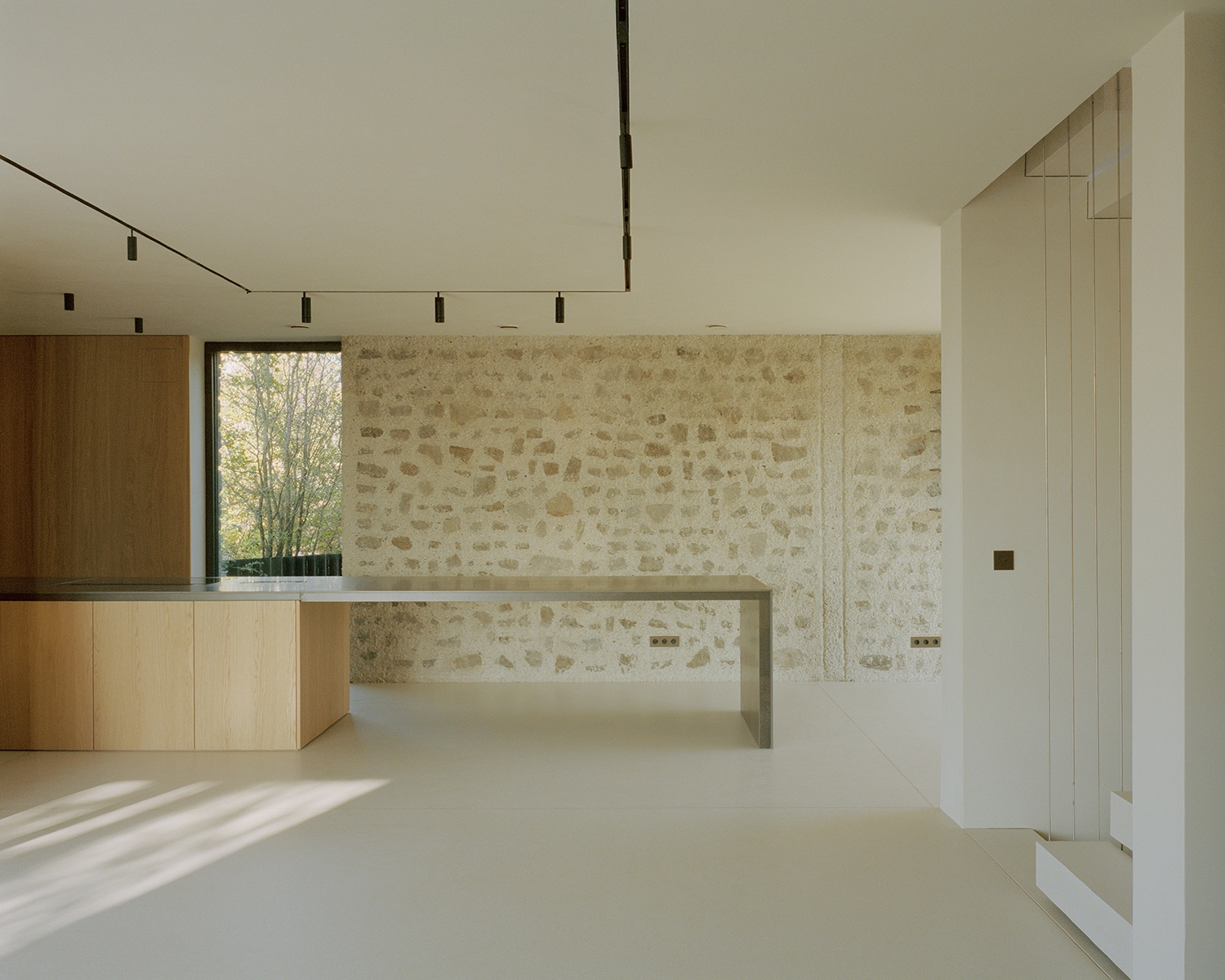 Az előzményhez képest további lényeges változás, ahogy a földszint felét kitevő konyha-étkező tere a természeti táj felé fordul