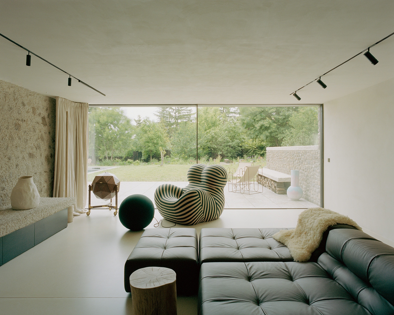 A meglévő épülethez képest, az átalakítás eredményeképpen a ház jobban használja közvetlen környezetét - az alagsori nappali teljes felülettel a kert felé fordul