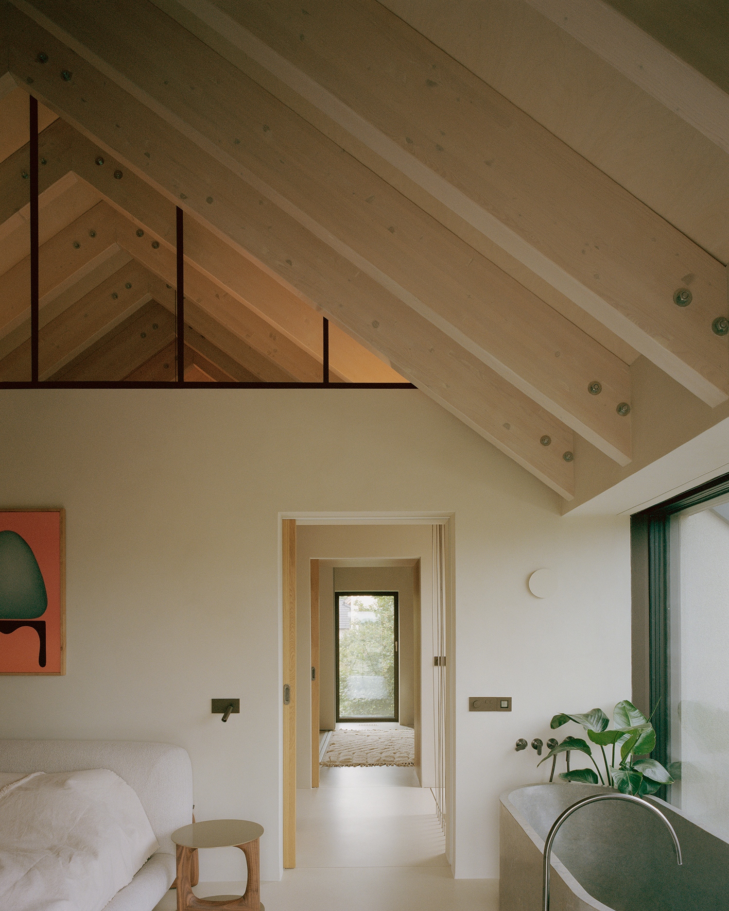 A térelosztáson érződik a kiérleltség: szervezett, ugyanakkor tág térérzet jellemző. Például az egymás után rakott ajtók sora a teljes szinten végigvonulva egy szikár fegyelmezettségről árulkodik.