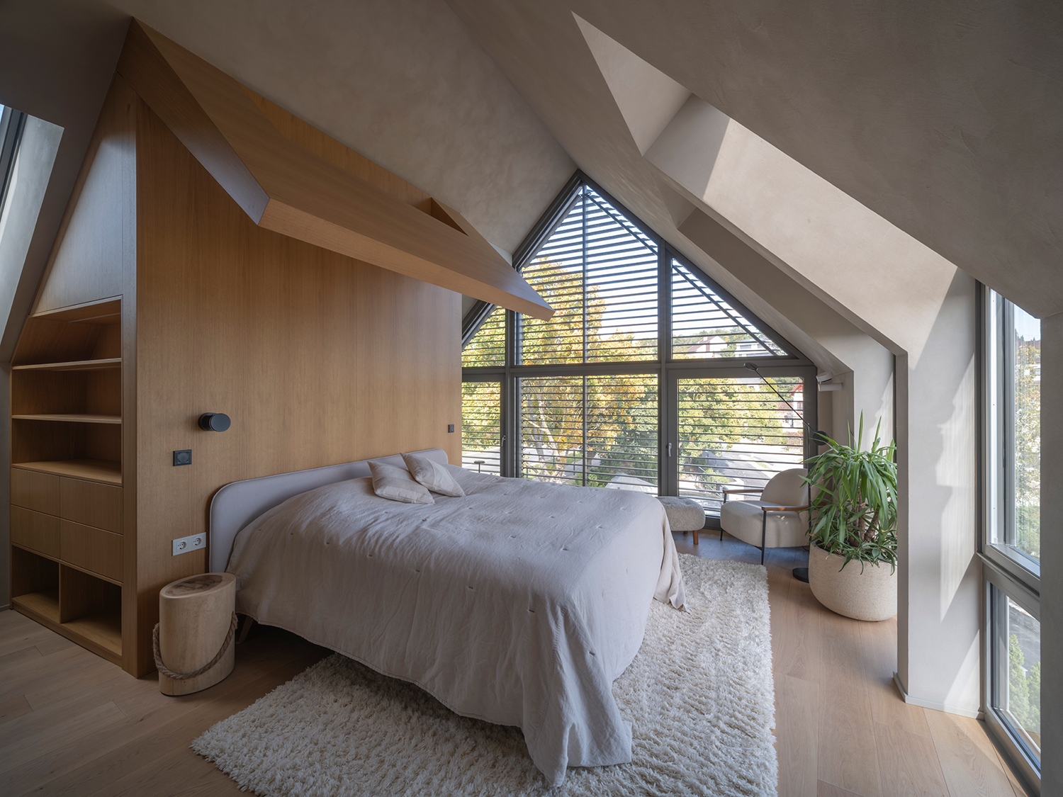 A nagy üvegfelületek nem pusztán beengedik a fényt, hanem párbeszédbe hozzák a belső és külső világot