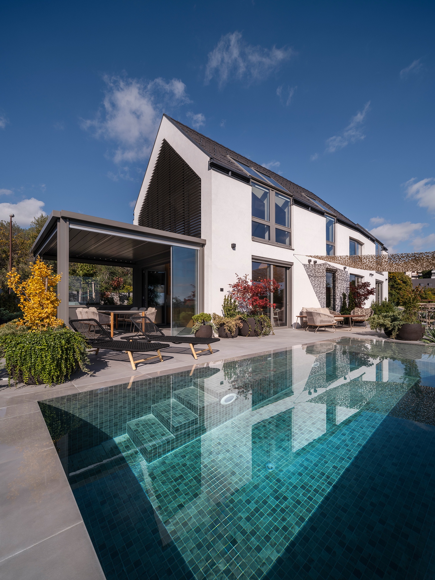 A klasszikus tetőforma kortárs anyaghasználattal és finom részletekkel kapott új értelmet