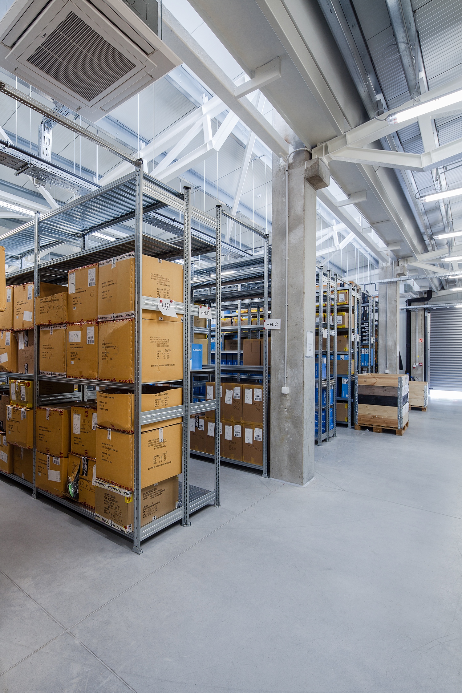 A szabályozásra helyesen reagáló shed-tetős kialakítás nemcsak természetes fénnyel bevilágított raktárt hozott létre, de organikusan adott helyet a napelemparknak is a homlokzati attikafalak mögött