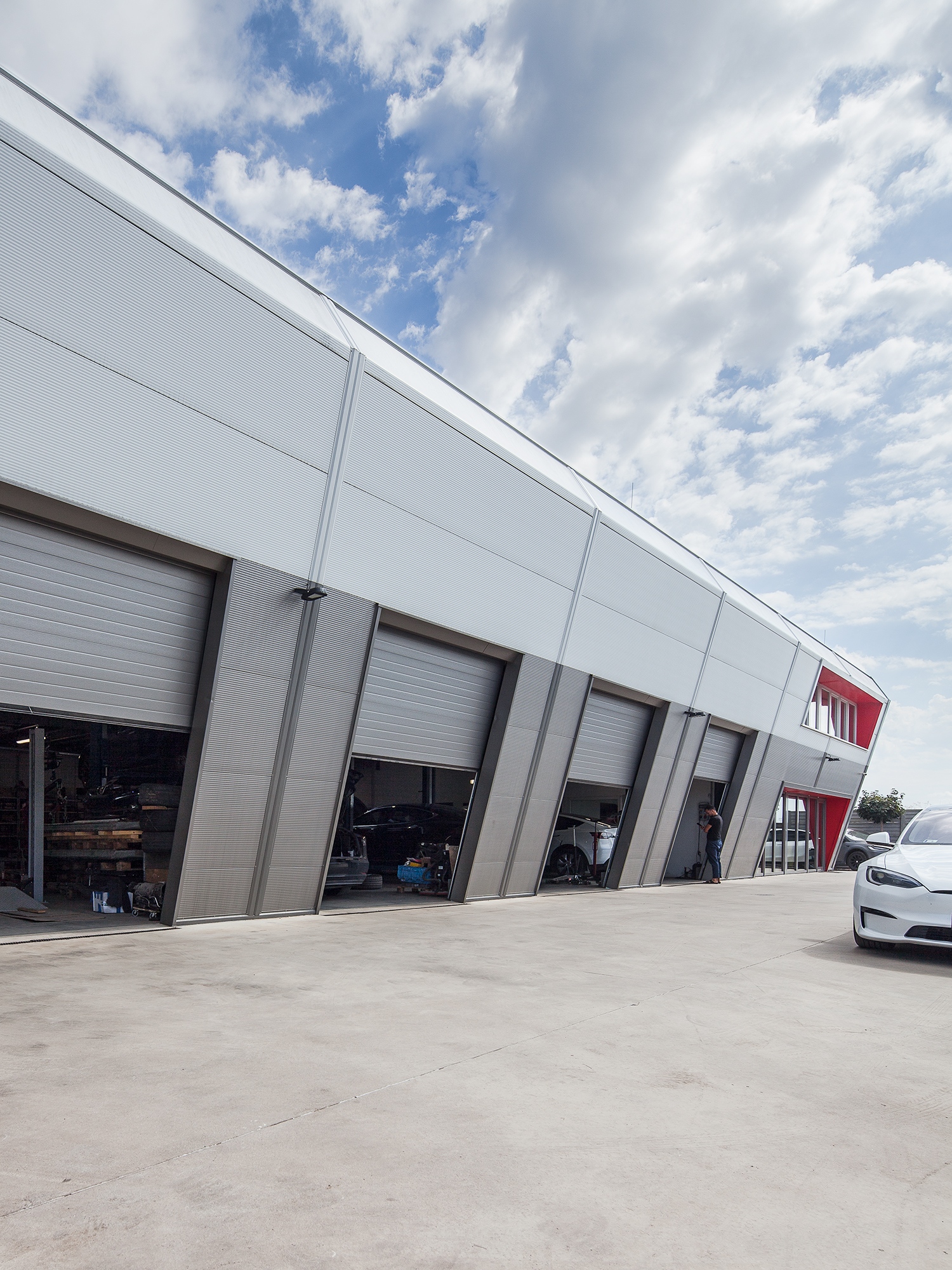 A Tesla Cybertsuck orr-részének formavilága inspirálta a homlokzatokat (Fotó: Török Tamás)