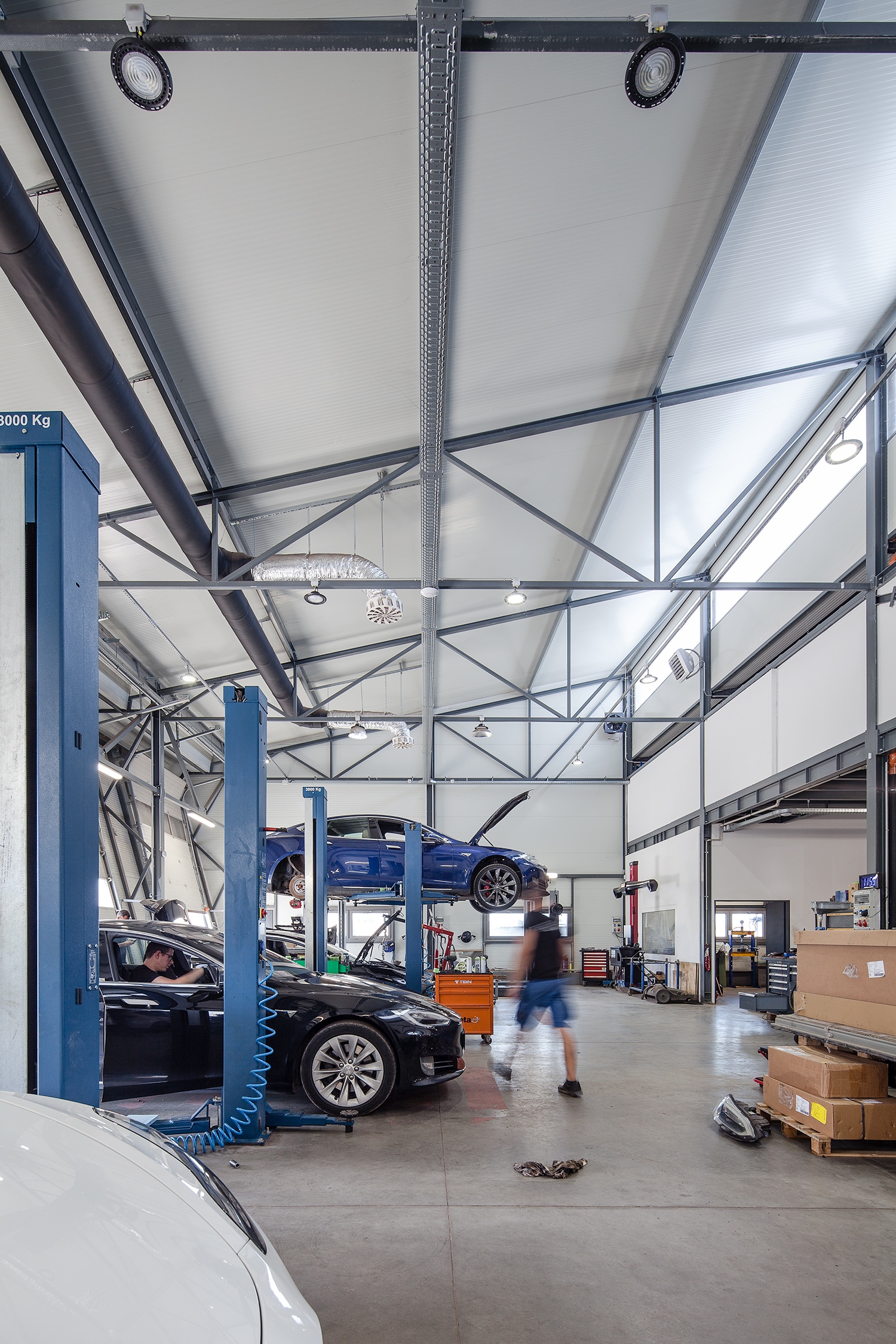 A sédtető-forma biztosítja a műhelytér káprázatmentes, természetes megvilágítását (Fotó: Török Tamás)