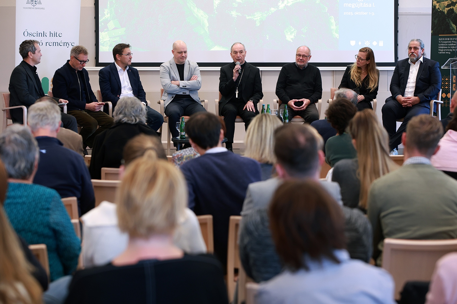 "Az épített terek és művészeti alkotások a kultúra jelei, s arra kell törekednünk, hogy e jeleket a szimbólumok világába felemeljük" – hangsúlyozta az érsek az első konferencia nap panelbeszélgetésén. (Fotó: Gáspár Gábor)