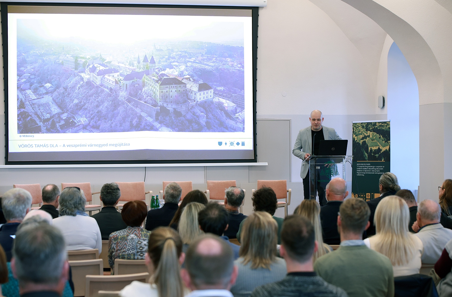 Vörös Tamás DLA, a Veszprémi Főegyházmegye főépítésze, a várnegyed megújításának építész projektvezetője nyitónapi előadásán. (Fotó: Gáspár Gábor)