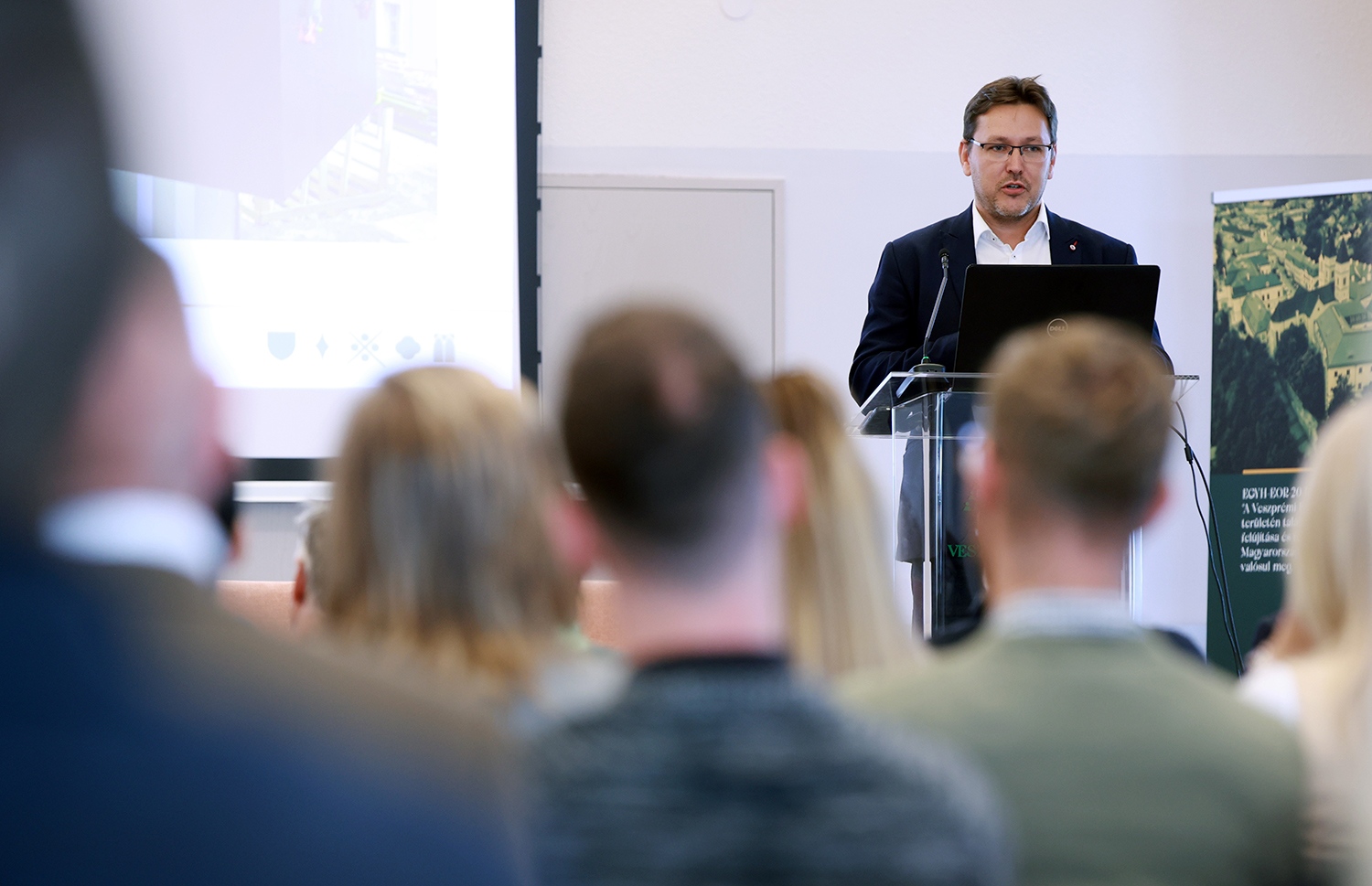 Pém Attila, a Castellum Vagyonkezelő Igazgatóság igazgatóhelyettese, és a várnegyed megújításának műszaki projektvezetője. (Fotó: Gáspár Gábor)