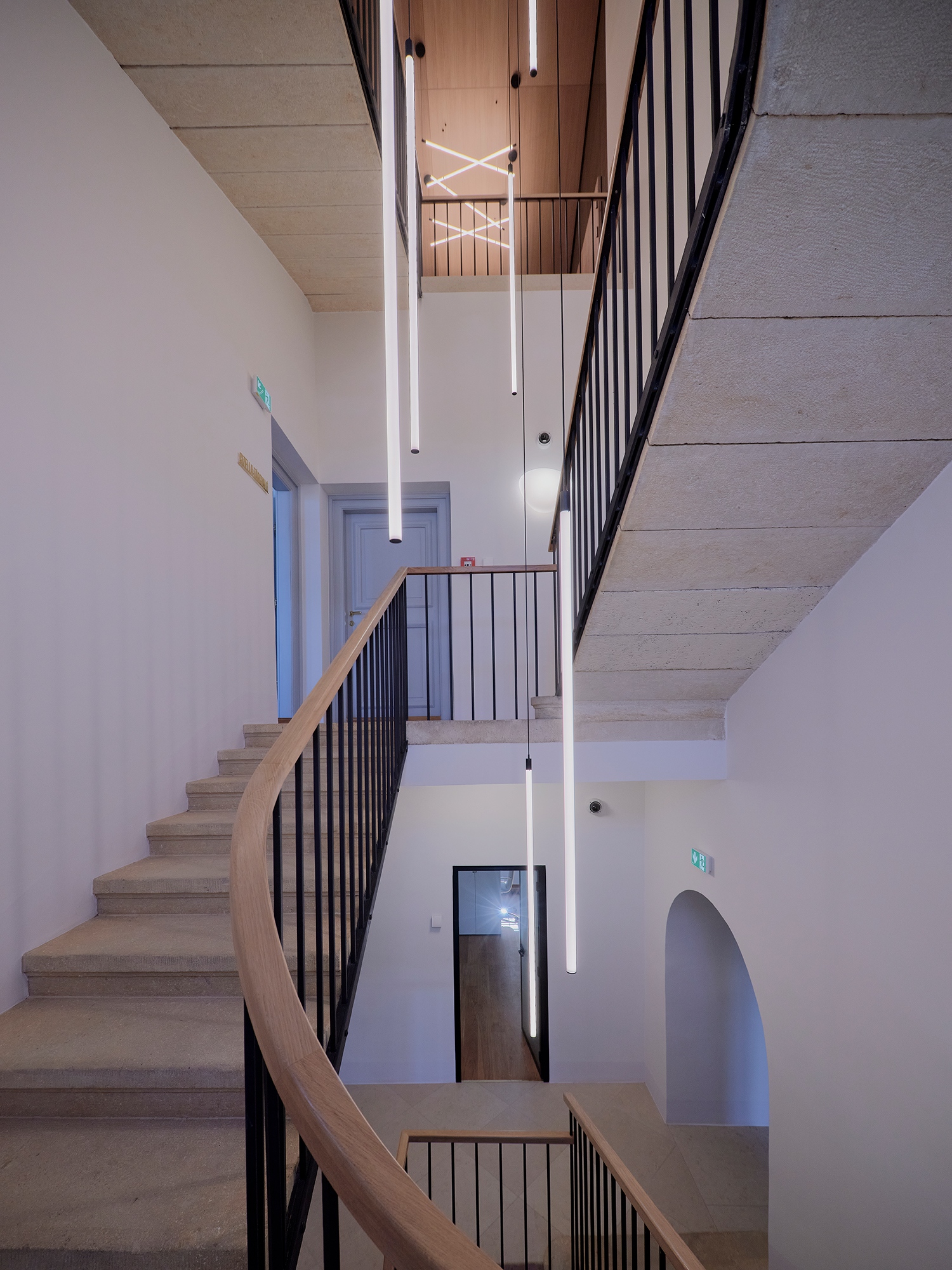 Nem csupán a történeti és látogatói helyszínek újultak meg, hanem a főegyházmegye dolgozói is minőségibb terekben végezhetik ezentúl munkájukat. A képen például az érseki hivataloknak otthont adó Nagypréposti Ház lépcsőháza látható. (Fotó: Batár Zsolt)