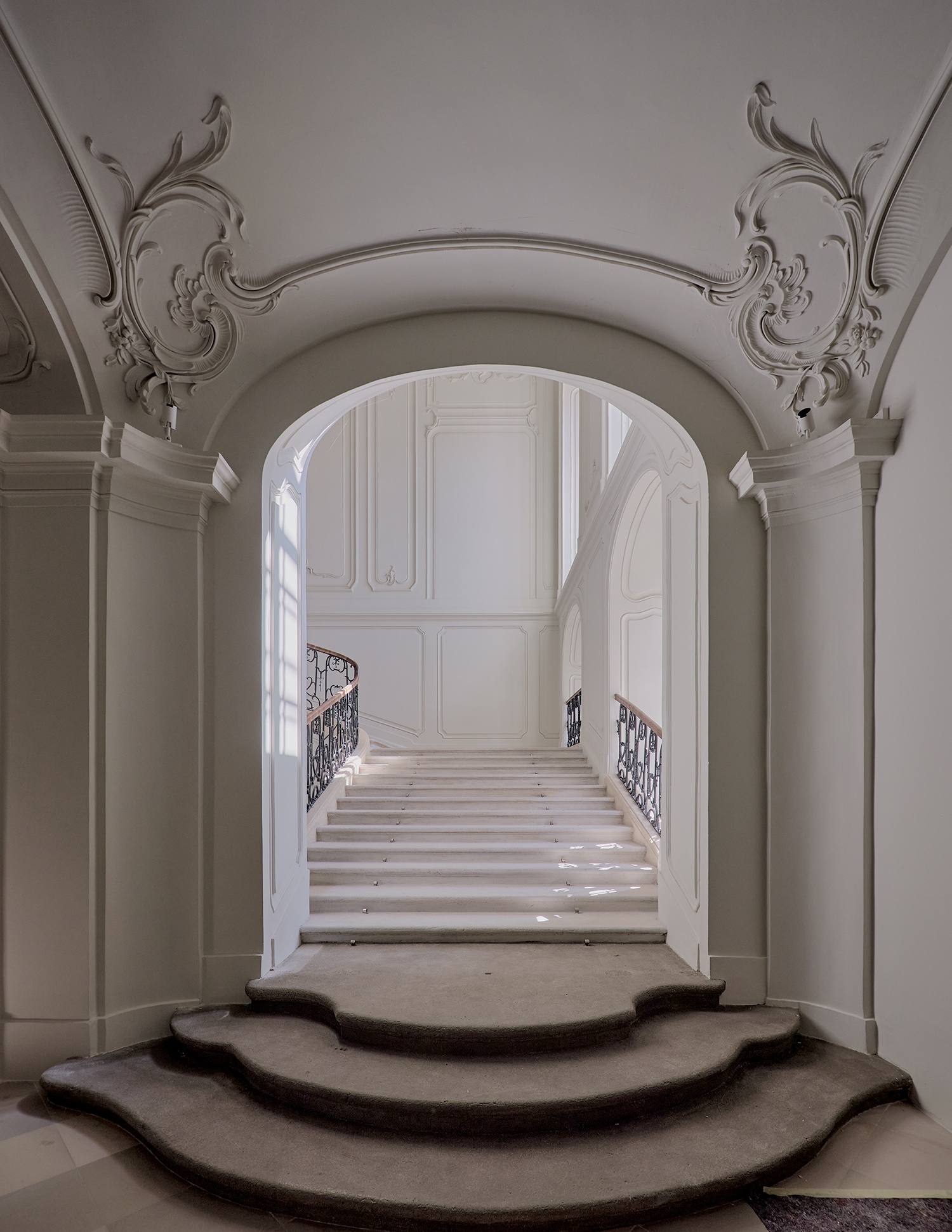 Az Érseki Palota felújítása egészen gyönyörű lett: a képen az előtér, másnéven vesztibül látható, és a díszlépcsőház indítása. (Fotó: Batár Zsolt)