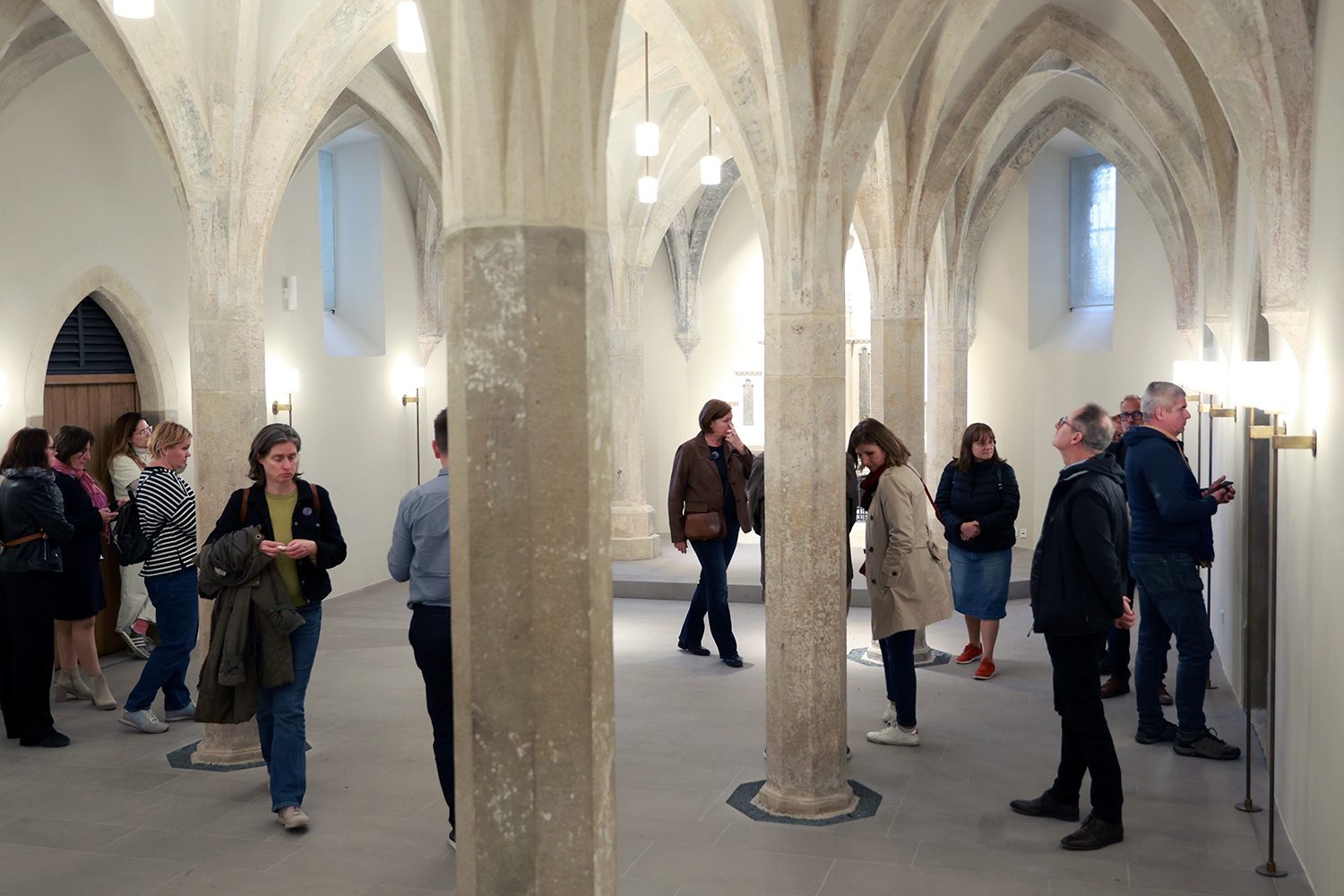 Nemrég készült el a Szent Mihály Főszékesegyház altemplomának felújítása is. A konferencianapok végén a látogatókat az itteni felfedezésekről is a helyszínen tájékoztatták a szakemberek. (Fotó: Gáspár Gábor)