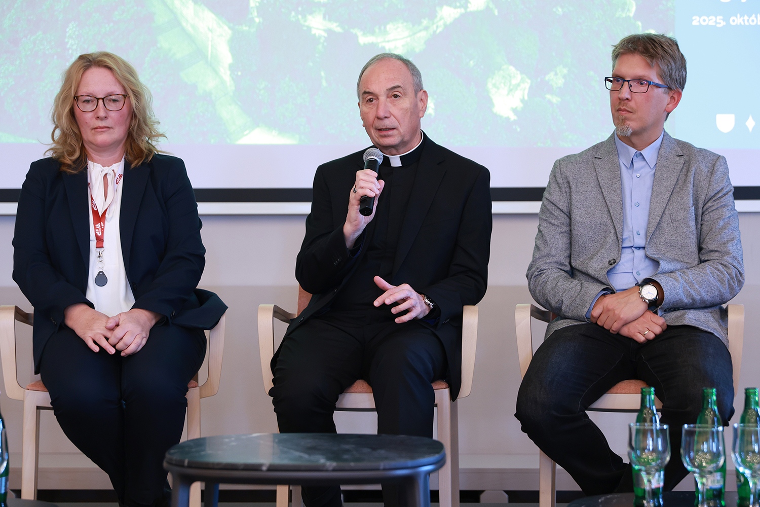 Dr. Nagy Veronika, a Boldog Gizella Főegyházmegyei Gyűjtemény igazgatója, Dr. Udvardy György érsek és Dr. Karlinszky Balázs, a Veszprémi Főegyházmegyei Könyvtár és Levéltár igazgatója. (Fotó: Gáspár Gábor)