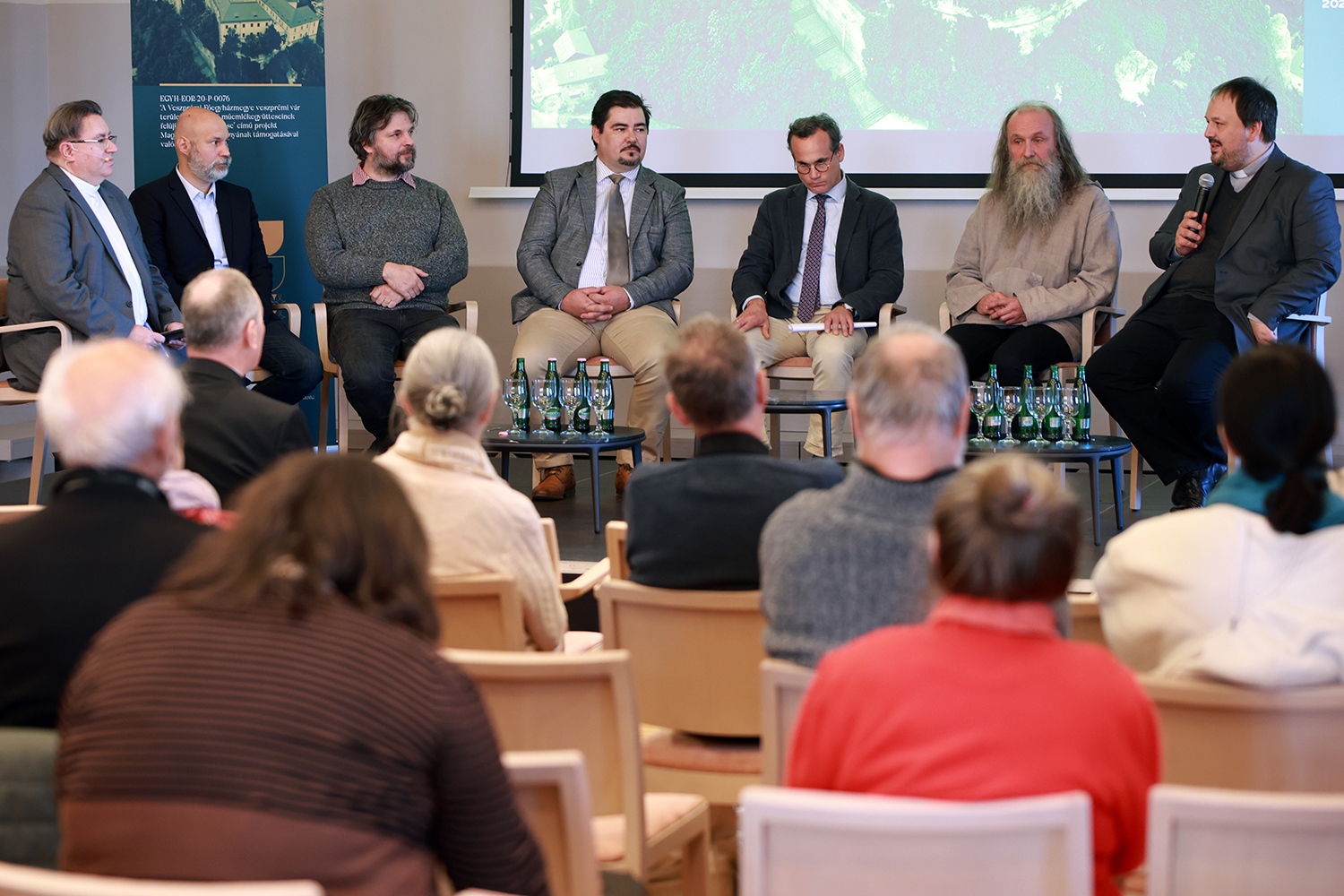 Dr. Takáts István, Wölfinger Barnabás, Homolya Dávid, Mátyás Zoltán, Gelley Kristóf, Varga Ferenc és Dr. Török Csaba a harmadik nap panelbeszélgetésén. (Fotó: Gáspár Gábor)