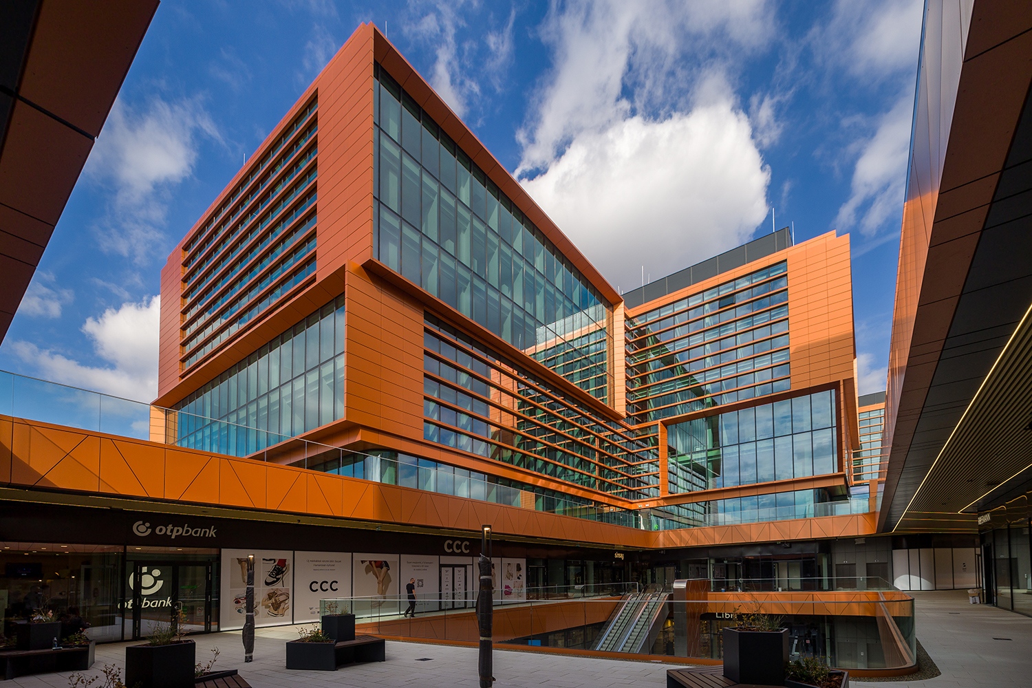 A 2. emelettől a 7. emeletig az irodák ugyanazt az elemes homlokzatot kapják, mint a többi épület. Az alkalmazott alumínium kompozitlemez színe és az üvegezett felületek anyaga és profilrendszere is megegyezik.