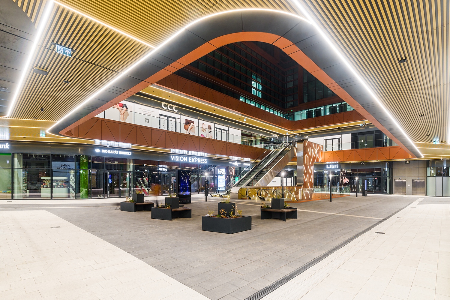 A -1. pinceszinten, a földszinten, továbbá az 1. emeleten szabadból nyíló üzlethelyiségek találhatók