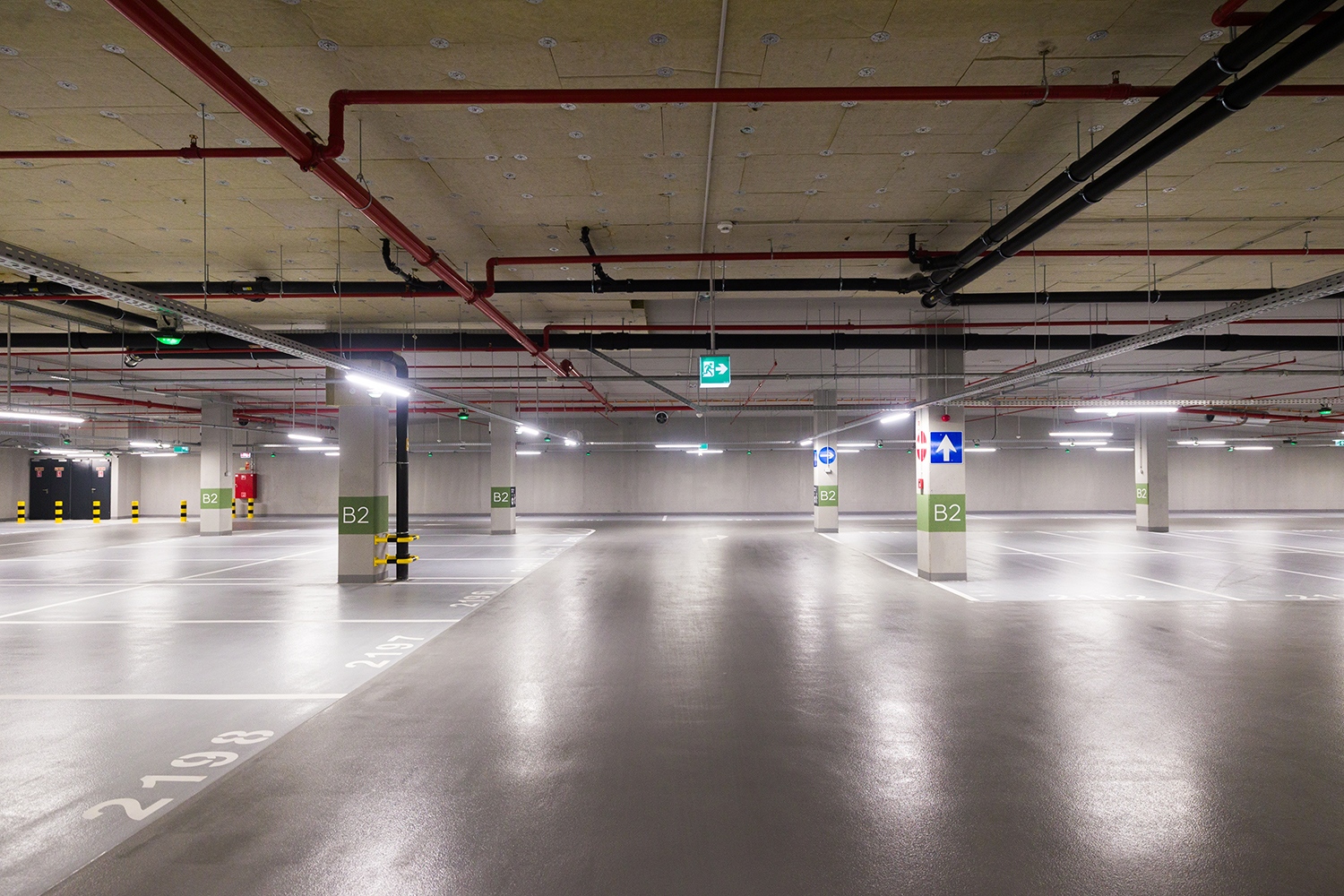 Az épület-együttes -3. és -2. pinceszintjei parkolószintek, amelyek a bevásárlóutcát látogatók és az irodákat használók számára vannak kialakítva