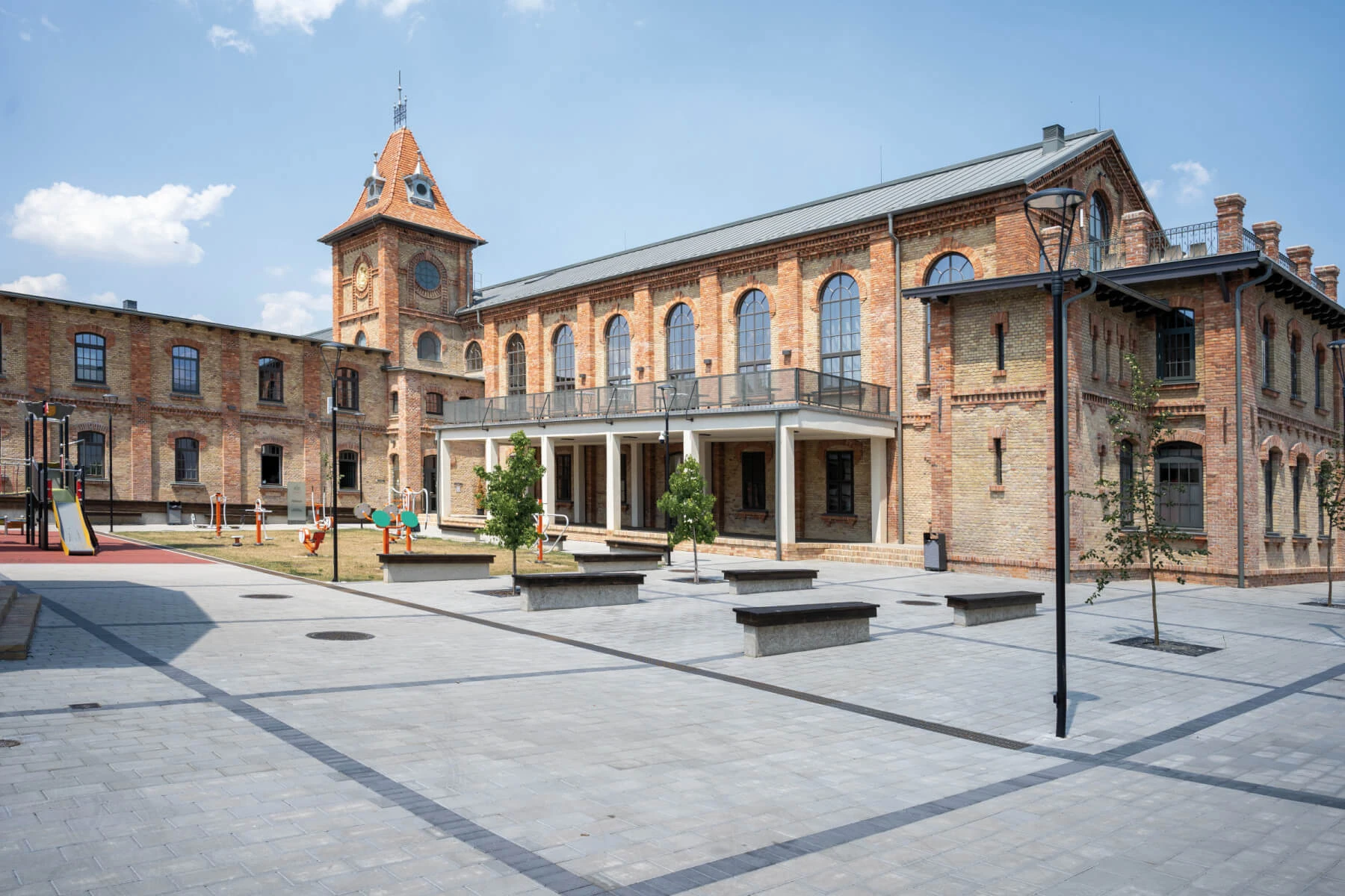 Selyemgyár kulturális negyed, Mohács, Magyarország. Alkalmazott rendszerek: MB-SR50N, MB-45, MB-70HI