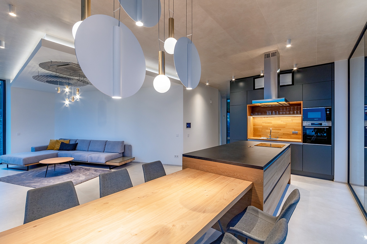 A konyhafal és pult egyedi tervezésű darabok