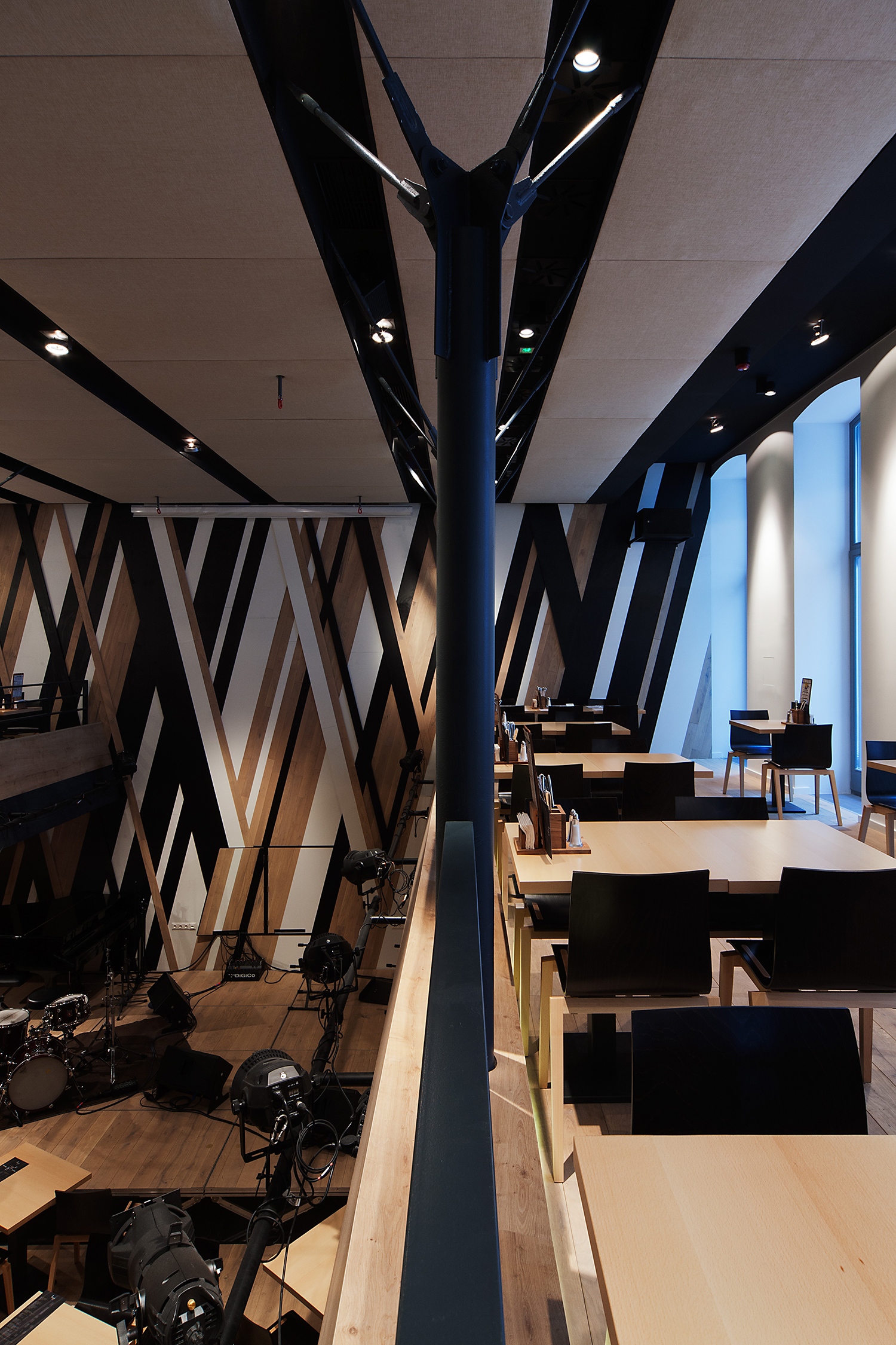 Szabadon függő galéria, szabadon cikázó csíkok – all that jazz…