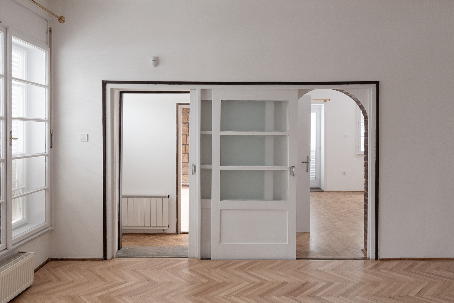 A nappaliból balodalt EP dolgozószobájába leshetünk be, jobbra pedig Esterházy Gitta és Esterházy Péter egykori szobájába.