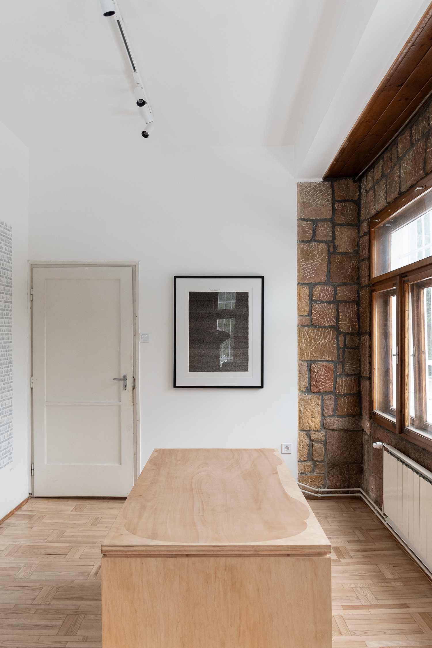 Az egykori dolgozószobából kialakított emlékszoba közepén, egyfajta sűrítésként, a hajdani barokk íróasztal befoglaló méretét lekövető bútortárgy helyezkedik el...