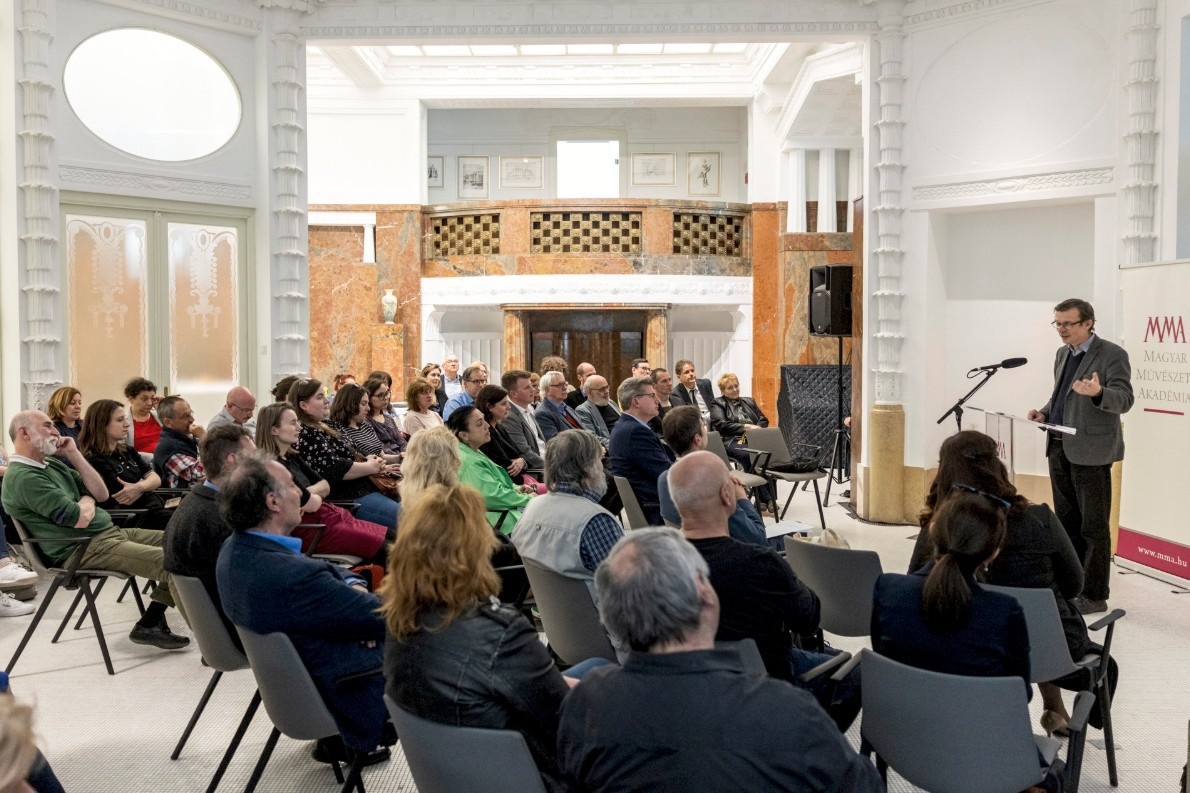 Dr. Szakács Béla Zsolt beszél, a Pázmány Péter Katolikus Egyetem művészettörténeti tanszékének vezetője