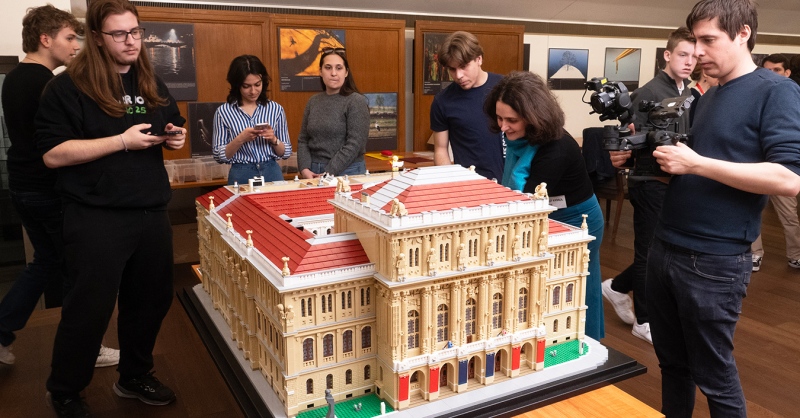 Több mint 60 ezer LEGO kockából építették fel az MTA székház kicsinyített mását