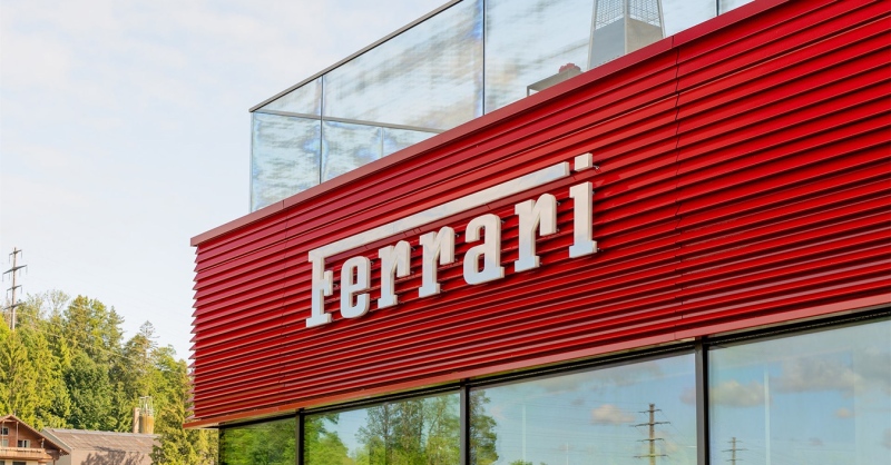 A Ferrari új vállalati arculatával nyílt márkakereskedés