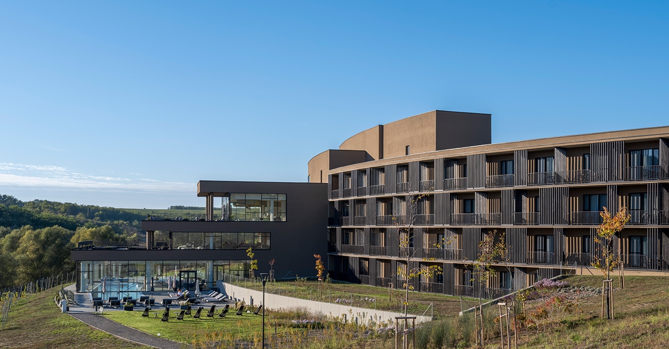 A Hotel Essence minden szobája a baranyai völgyre néz