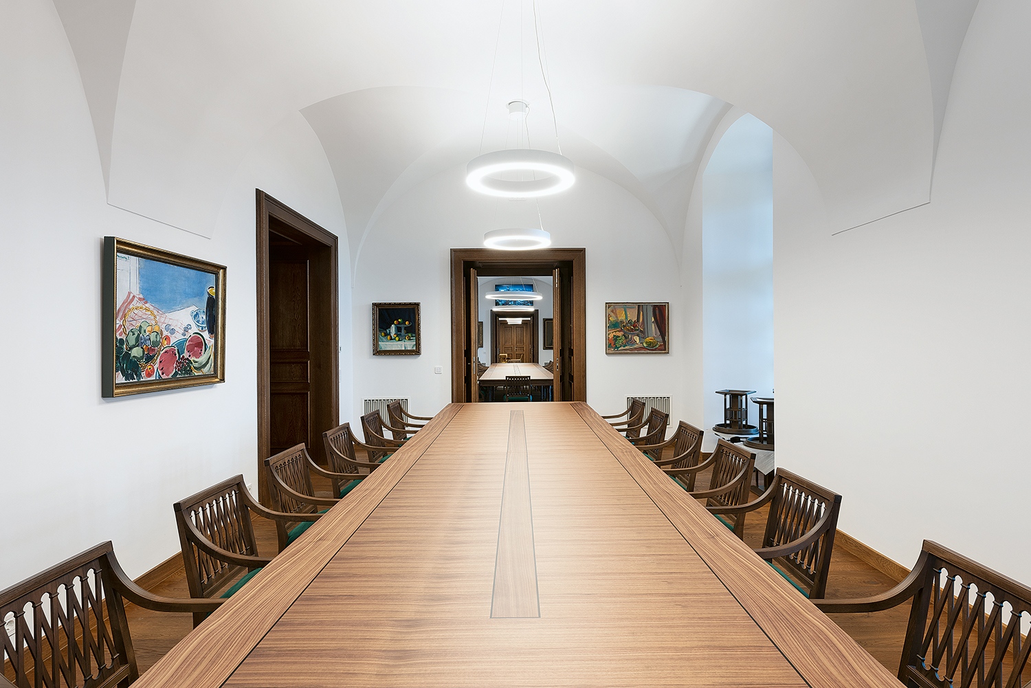 A régi épületbe visszafogottan klasszicizáló bútorok és múzeumi raktárakból kölcsönzött műtárgyak kerültek. (Fotó: Réthey-Prikkel Tamás)